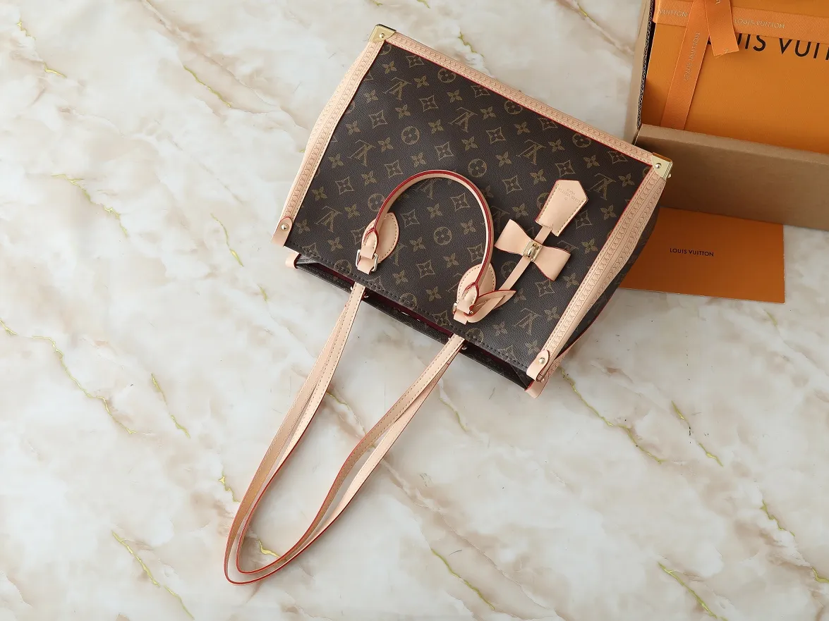 💰320💰The upgraded original M13079 Louis Vuitton x Takashi Murakami reissue series interprets the OnTheGo medium handbag in a smart way. The colorful Monogram canvas body, cowhide leather trim and LV x TM key bag highlight the sophisticated style. The shiny corners recall the design of traditional Louis Vuitton luggage, and the shoulder strap and top handle allow for multiple carrying methods. Dimensions: 35.0 x 27.0 x 14.0 cm (length x height x width)