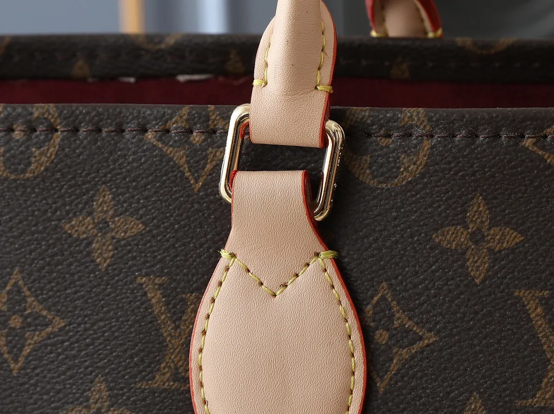 💰320💰The upgraded original M13079 Louis Vuitton x Takashi Murakami reissue series interprets the OnTheGo medium handbag in a smart way. The colorful Monogram canvas body, cowhide leather trim and LV x TM key bag highlight the sophisticated style. The shiny corners recall the design of traditional Louis Vuitton luggage, and the shoulder strap and top handle allow for multiple carrying methods. Dimensions: 35.0 x 27.0 x 14.0 cm (length x height x width)