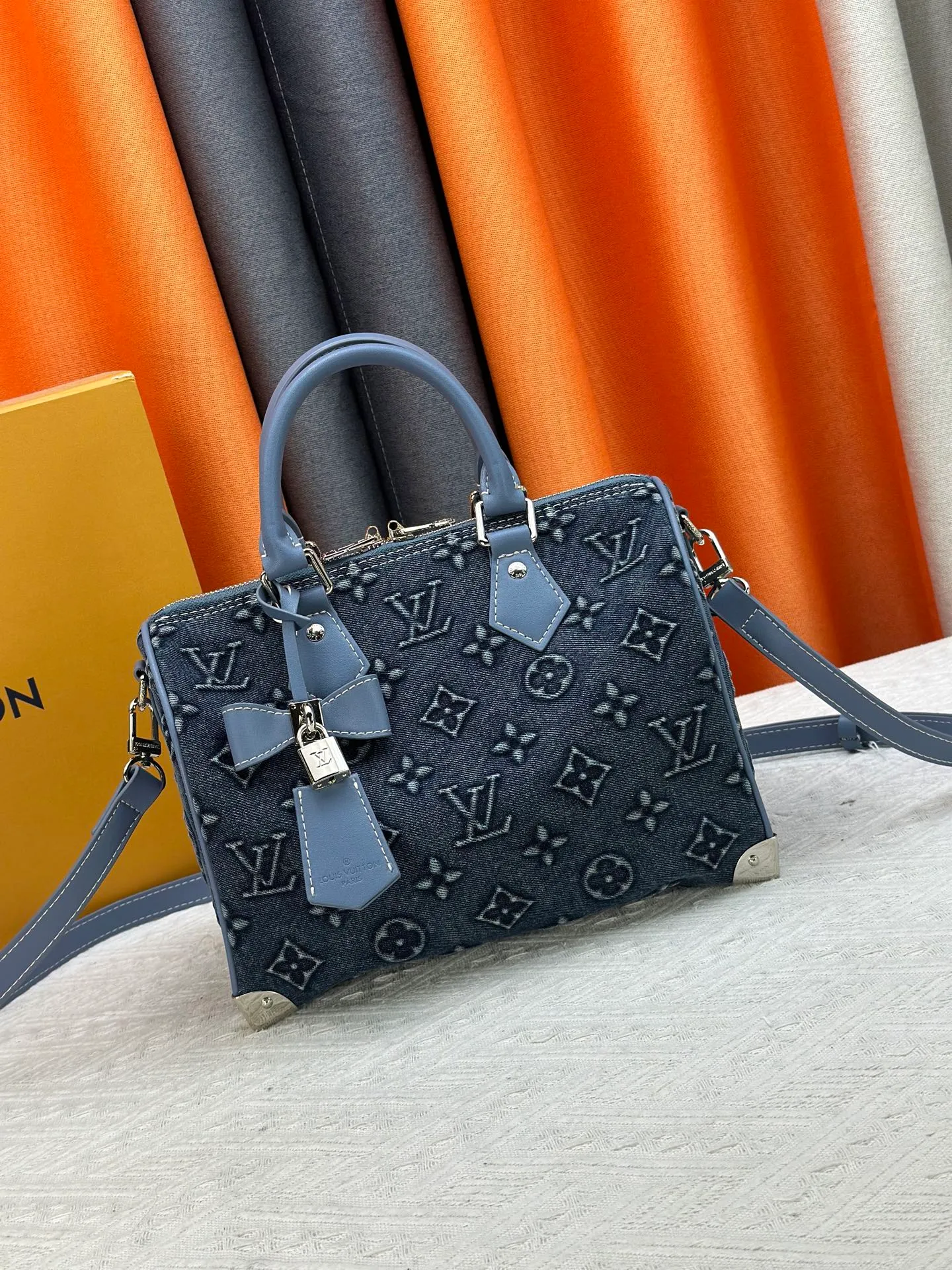 P340 Embossed Denim M13805-M13085-M13257 M13806 40391 40390lv Denim Embossed Pillow Bag NANOSPEEDY Handbag This Nano Speedy handbag combines Monogram canvas and cow leather trim printing, with 33 colorful interpretations of white tricolor and black tricolor. It has been launched in twelve pieces and is very popular around the world and is loved by celebrities and celebrities. 25.0 x 19.0 x 15.0 cm