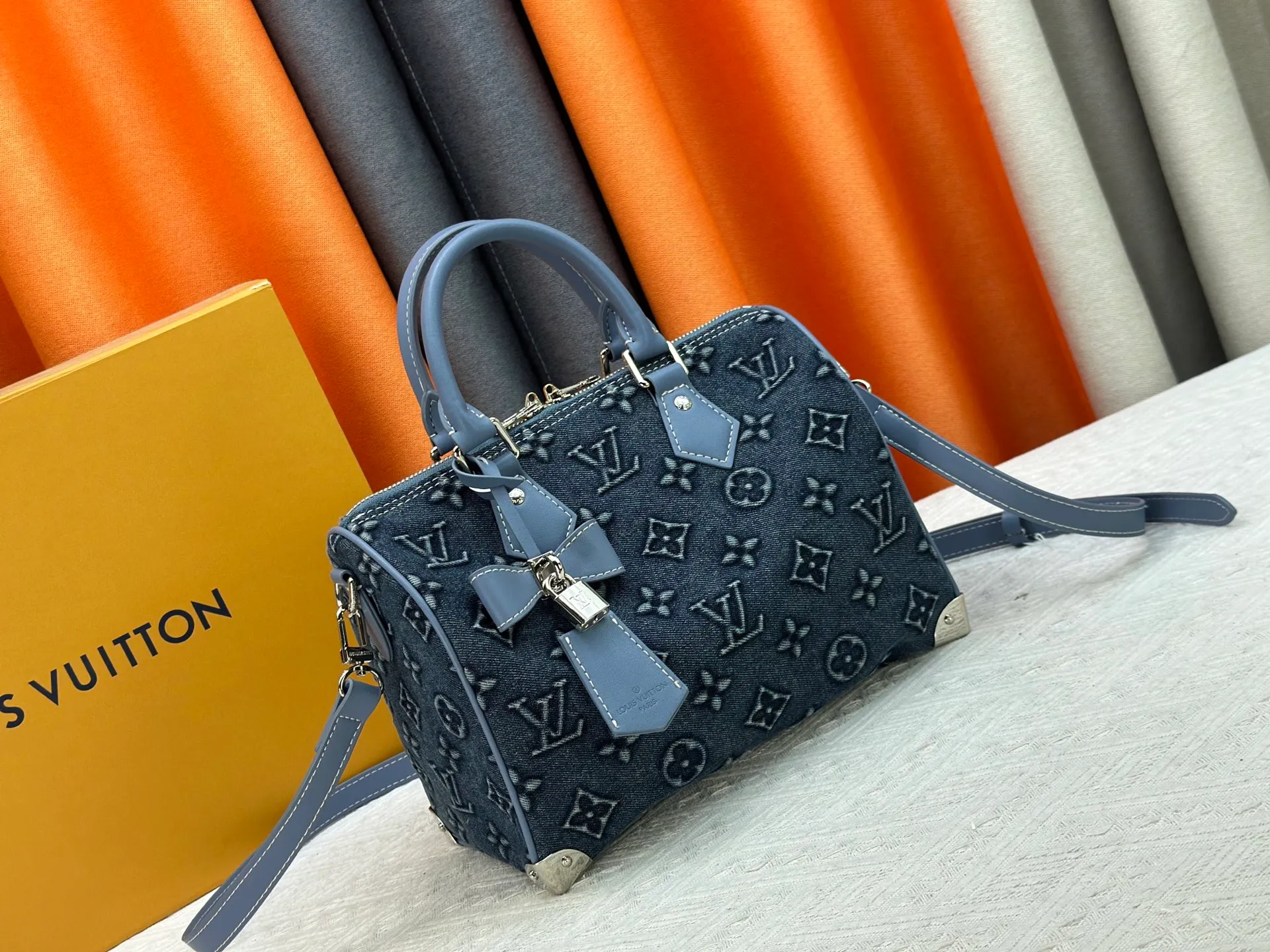 P340 Embossed Denim M13805-M13085-M13257 M13806 40391 40390lv Denim Embossed Pillow Bag NANOSPEEDY Handbag This Nano Speedy handbag combines Monogram canvas and cow leather trim printing, with 33 colorful interpretations of white tricolor and black tricolor. It has been launched in twelve pieces and is very popular around the world and is loved by celebrities and celebrities. 25.0 x 19.0 x 15.0 cm