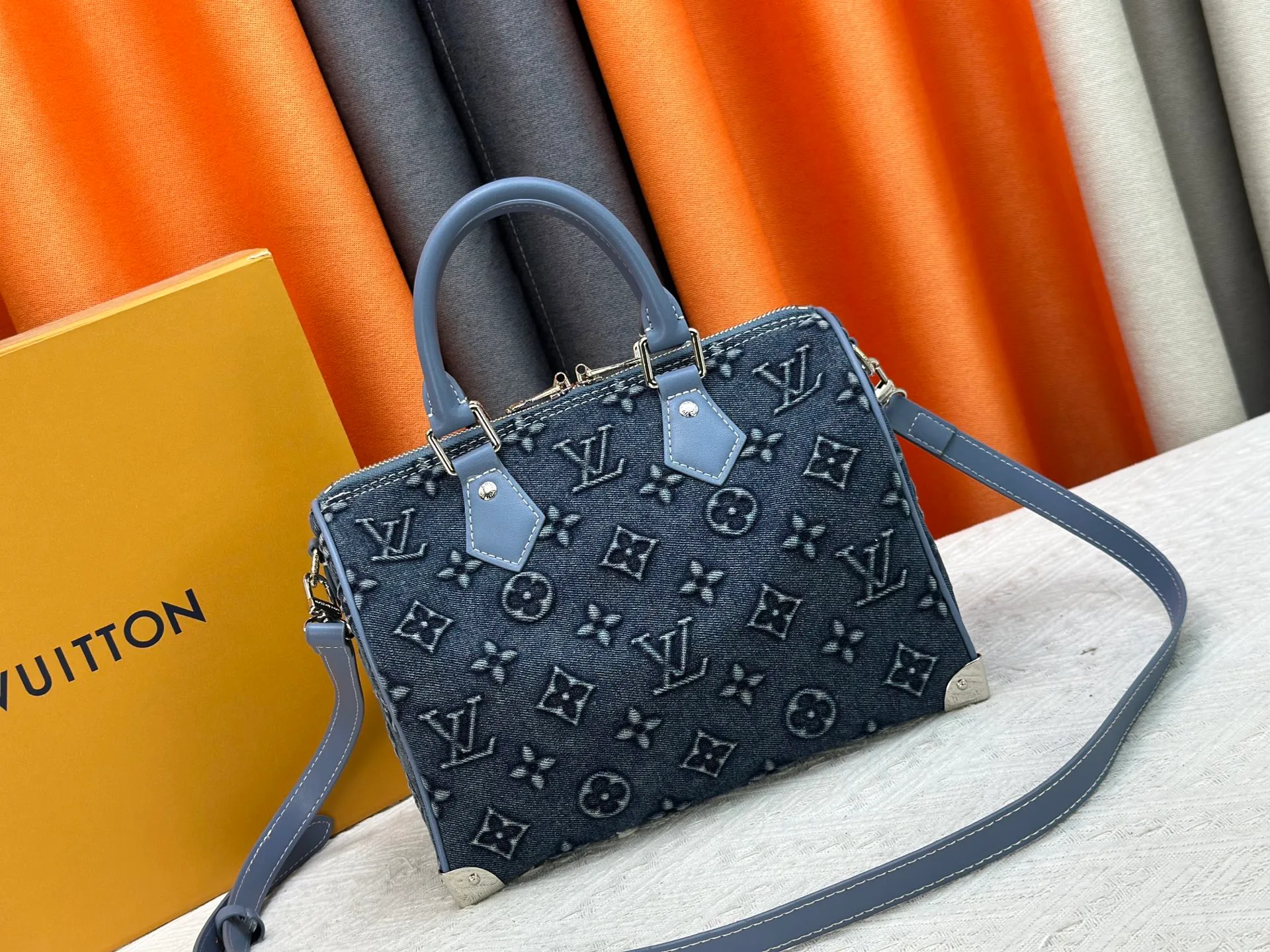 P340 Embossed Denim M13805-M13085-M13257 M13806 40391 40390lv Denim Embossed Pillow Bag NANOSPEEDY Handbag This Nano Speedy handbag combines Monogram canvas and cow leather trim printing, with 33 colorful interpretations of white tricolor and black tricolor. It has been launched in twelve pieces and is very popular around the world and is loved by celebrities and celebrities. 25.0 x 19.0 x 15.0 cm
