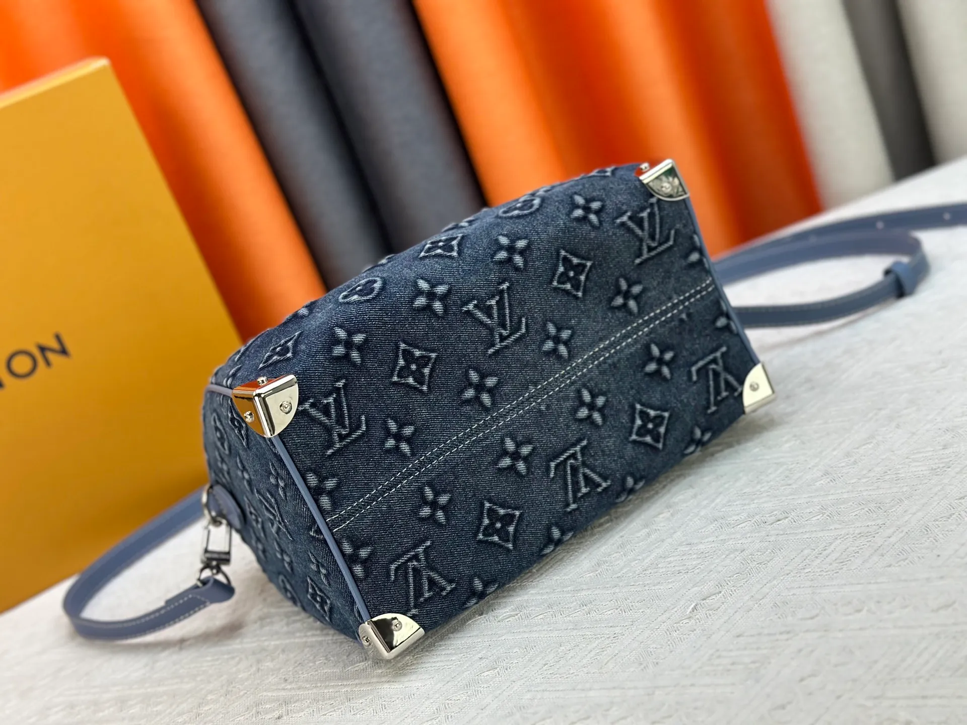 P340 Embossed Denim M13805-M13085-M13257 M13806 40391 40390lv Denim Embossed Pillow Bag NANOSPEEDY Handbag This Nano Speedy handbag combines Monogram canvas and cow leather trim printing, with 33 colorful interpretations of white tricolor and black tricolor. It has been launched in twelve pieces and is very popular around the world and is loved by celebrities and celebrities. 25.0 x 19.0 x 15.0 cm
