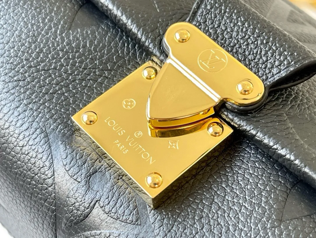 💰1180 (top-grain leather) top-quality original M45813 Favorite handbag is made of soft grain leather embossed with an oversized Monogram pattern, with gentle pleats to inject a high-definition texture, and the magnetic buckle continues the heritage. The detachable and adjustable shoulder strap allows for short shoulder or cross-body wear, and the detachable chain is suitable for evening occasions. Dimensions: 24 x 14 x 9 cm