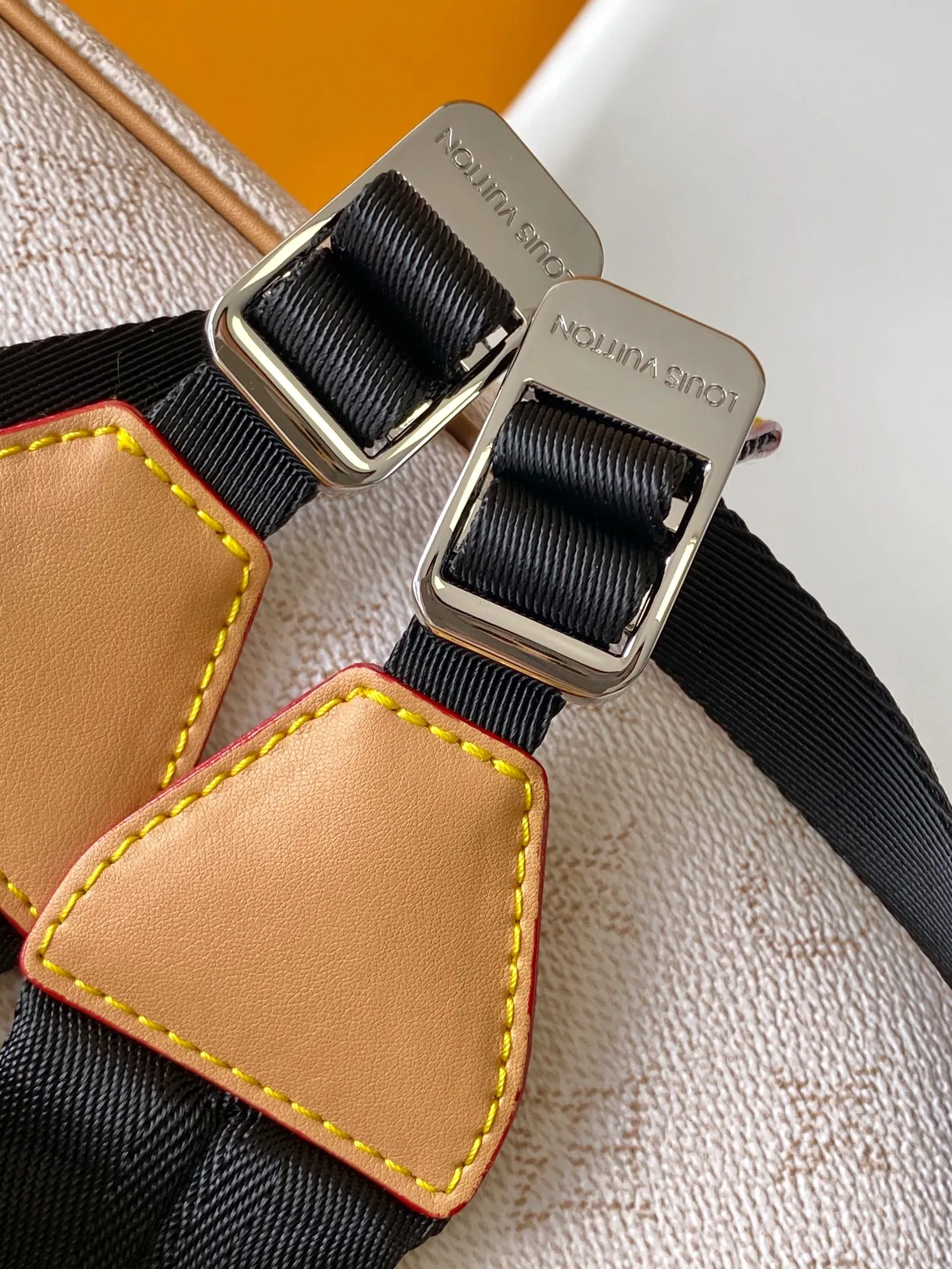 💰1340 Top original single 163c01 chip] M14676 White Blue N00163 Top original single N40769 M43735 Presbyopic N41379 Black grid M45419 Black and gray multifunctional Christopher small backpack uses Monogram canvas to interpret the rugged and simple spirit of a hiking bag. Its unique style is suitable for both work and entertainment, highlighting a high-quality lifestyle. 41 x 47 x 13 cm (length x height x width)