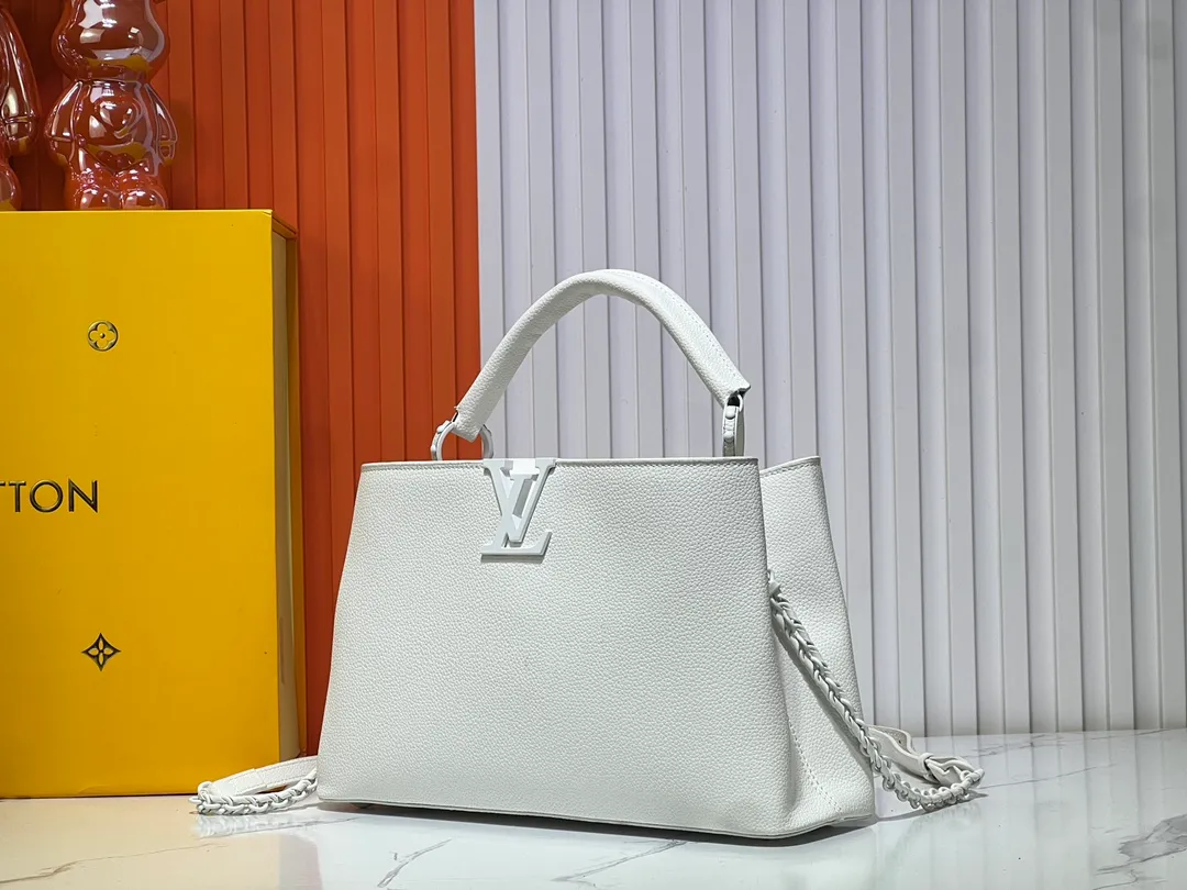 Batch 380💰M24880 M24607 Black Out series launches the Capucines Souple large handbag, an enlarged version of the classic design made of matte Taurillon leather and elegant metal parts, with the iconic LV letters. The neat interior has multiple pockets to easily hold A4-size documents. 38.0 x 23.0 x 16.0 cm (Length x Height x Width) • Matt Taurillon cow leather • Cow leather trim • Cow leather lining • Matt metal hardware • Flap can be placed on the inside or outside • Internal compartment • Internal zip pocket • Internal patch pocket • Metal base stud • Shoulder strap: removable, adjustable • Half-length strap: 36.0 cm • Half-length adjustable strap: 59.0 cm • Handle: Single handle