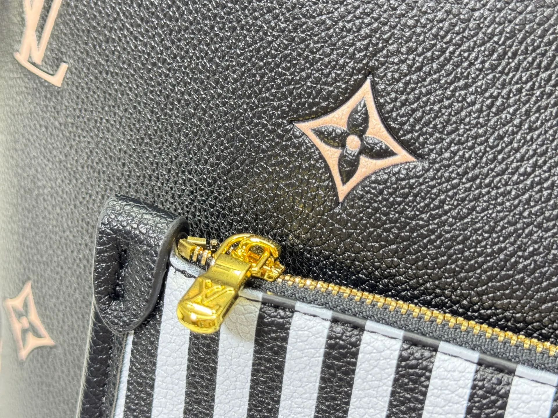 P260 M14285 M40865 M40995 Upgraded Original This version of the Neverfull MM handbag showcases House's signature leather and updated tonal silhouette, making it both practical and sophisticated. Nicely sized, it comes with a contrasting removable textile bag and gold-tone hardware gives it a sophisticated finish. Size 32-29-17