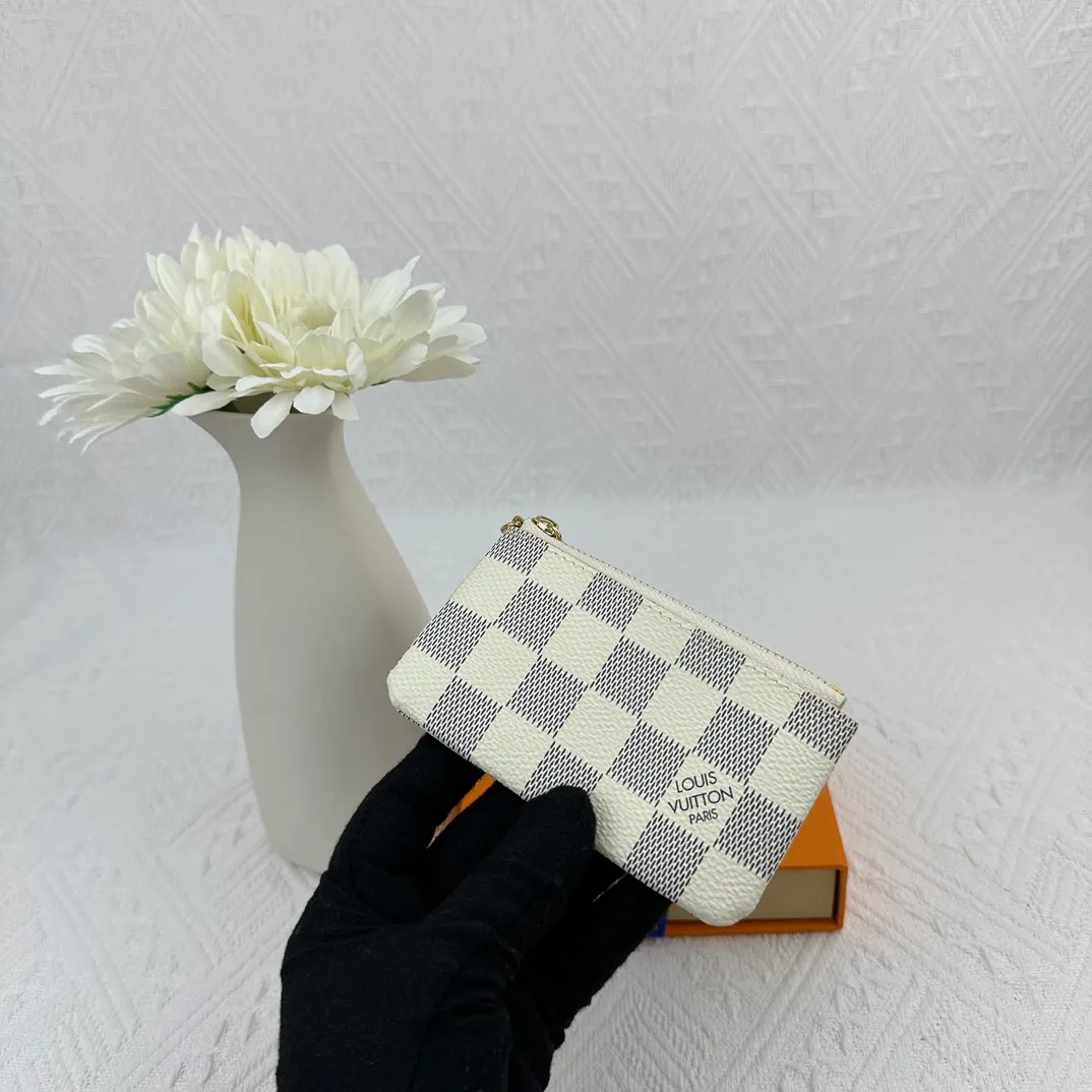 P64 M62650 This key bag is made of Monogram Empreinte leather. The zipper design can securely store keys, coins, cards, lipstick and other personal items. It can also be fixed to the D-ring in a handbag, belt or Louis Vuitton handbag. It is elegant and practical. Size: 12*7*1.5cm