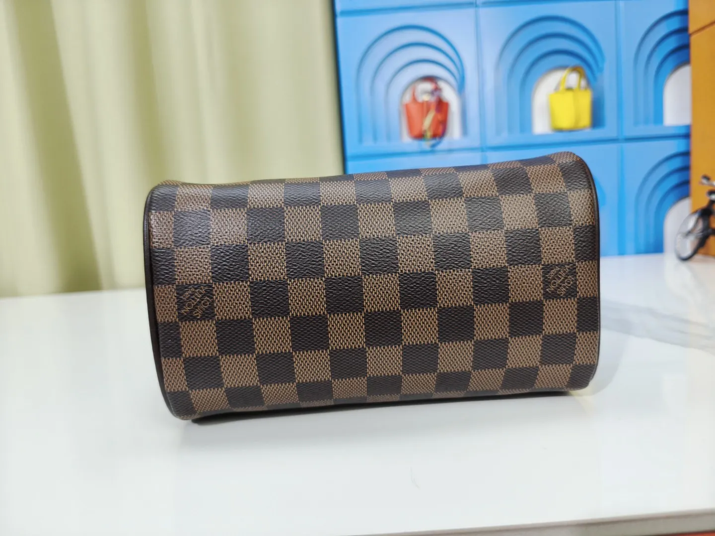 P230💰 M46222.M46234.M45957.M45948Presbyopia This Speedy Bandoulière 20 handbag is made of Monogram canvas, cow leather trim and fabric lining. It continues the classic design of Louis Vuitton Speedy travel bag in a compact size. It is equipped with rolled leather handles and a detachable and adjustable fabric shoulder strap embellished with the brand's logo texture. Detailed features 20.5 x 13.5 x 12 cm (length x height x width)