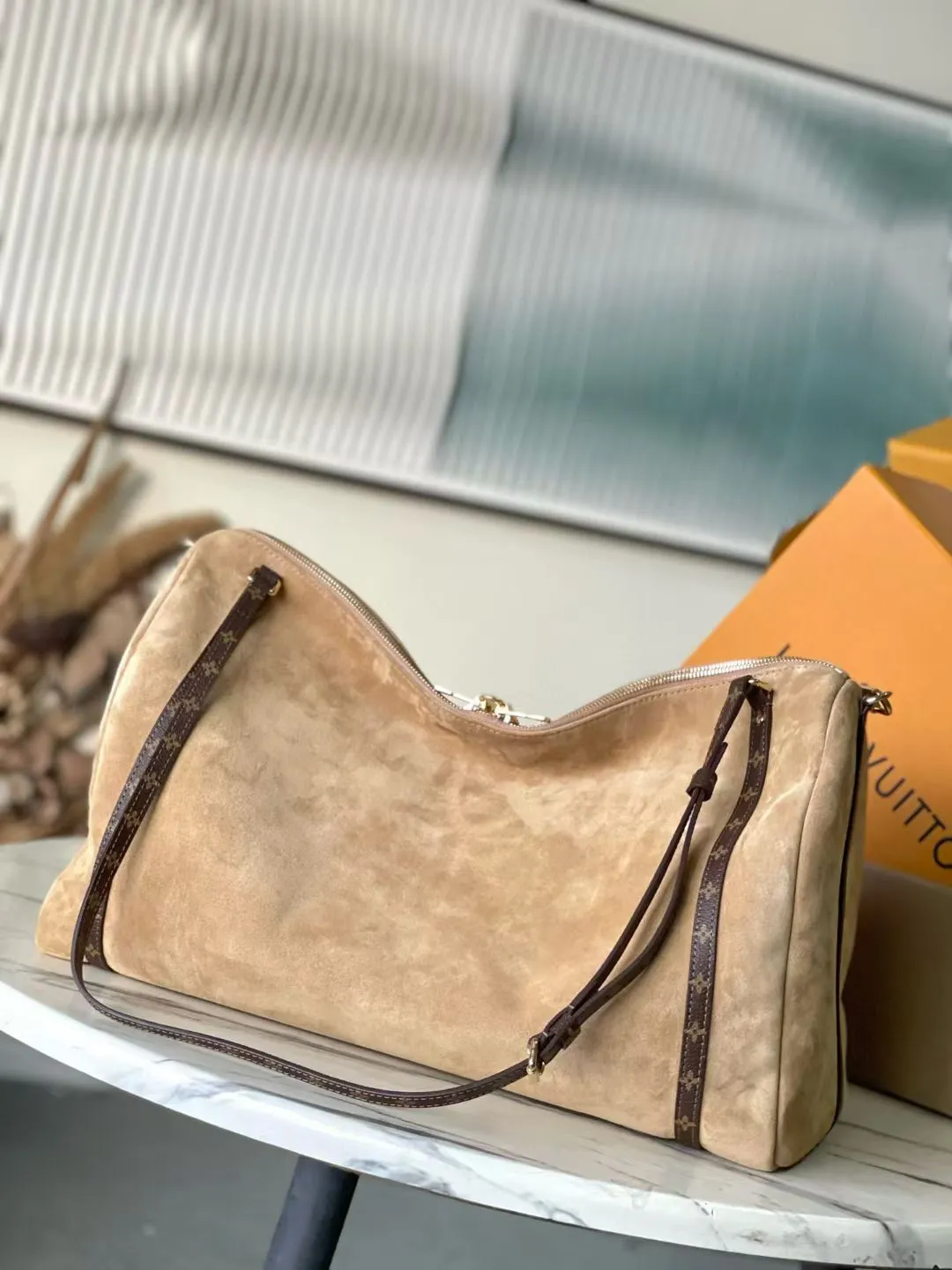 💰1340 (top-grain leather) top original M26451 Express Travel large handbag is made of soft cow leather and Monogram fabric lining to create a soft structure, showing Nicolas Ghesquiere's modern interpretation of the Keepall handbag. Ample space combined with flexible carrying options makes it an ideal choice for urban travelers. Dimensions: 45 × 20 × 27 cm