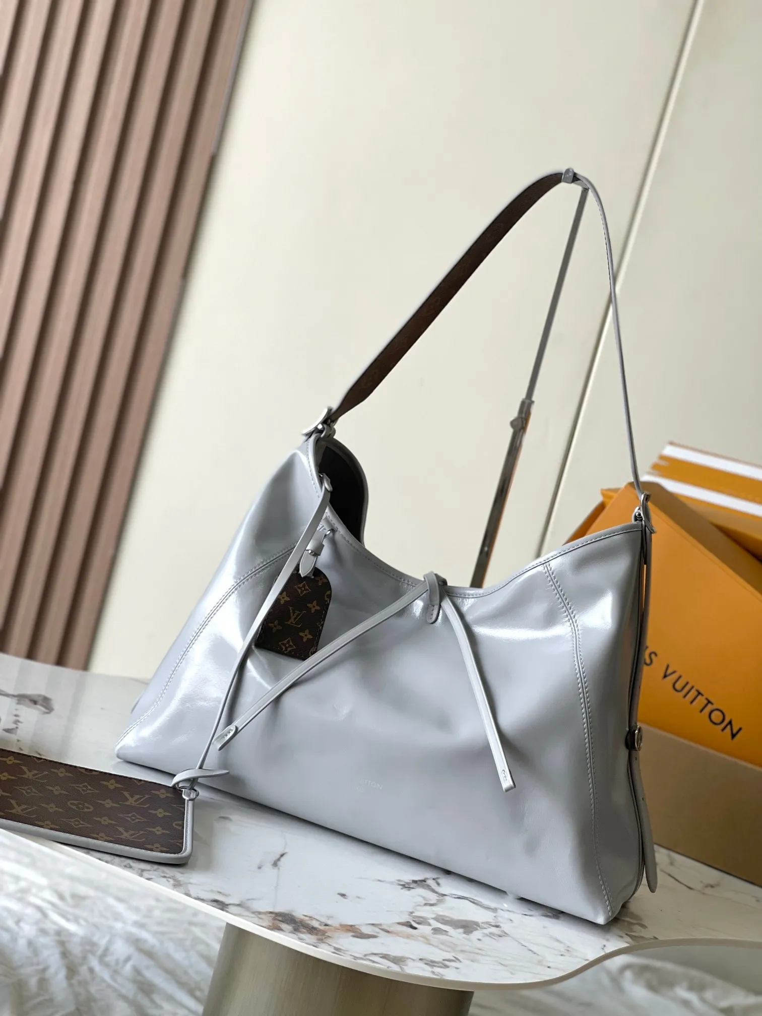 p2220 [Special grade transcoding chip MB original leather] CARRYALL DARK medium handbag Model: M12583 gray dynamic chip Material: A+ grade all-steel hardware, imported original sheepskin Packaging: full set of special duty-free MB packaging Size: 39x30x15cm