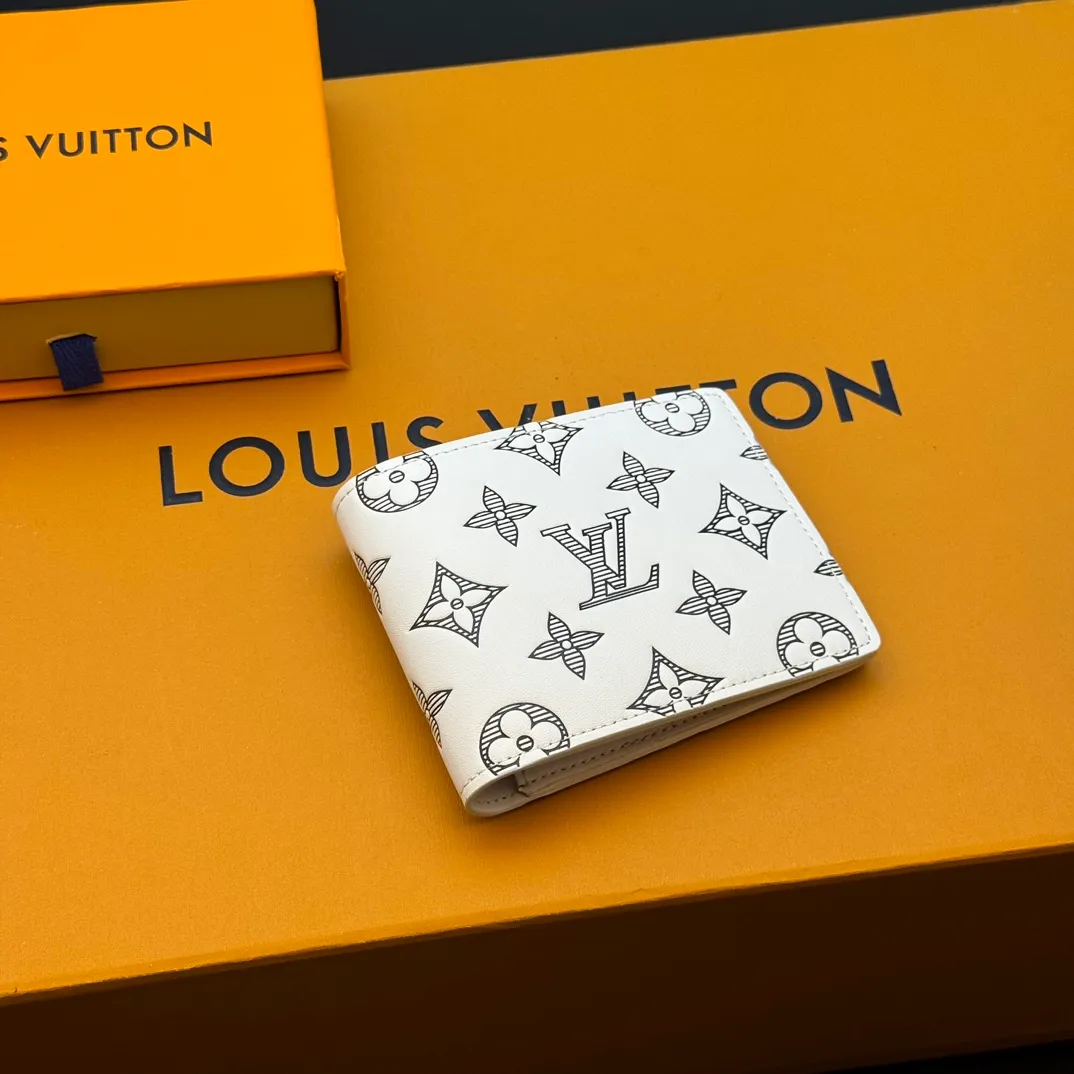 💰130 💎Top original version upgraded version🇫🇷 White lettering silk screen MULTIPLE This Louis Vuitton Multiple wallet has a refreshing and simple design. The black Monogram Shadow calfskin fabric is very soft and decorated with the iconic Monogram embossing. Compact in size, it is extremely portable and equipped with multiple credit card slots and compartments for receipts and banknotes, making it extremely practical. Model: M83380 Size: 11.5x9x1.5