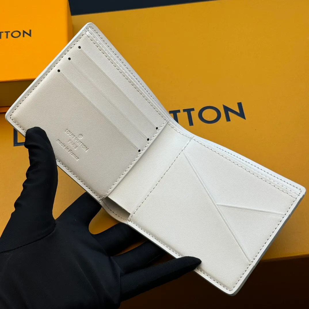 💰130 💎Top original version upgraded version🇫🇷 White lettering silk screen MULTIPLE This Louis Vuitton Multiple wallet has a refreshing and simple design. The black Monogram Shadow calfskin fabric is very soft and decorated with the iconic Monogram embossing. Compact in size, it is extremely portable and equipped with multiple credit card slots and compartments for receipts and banknotes, making it extremely practical. Model: M83380 Size: 11.5x9x1.5