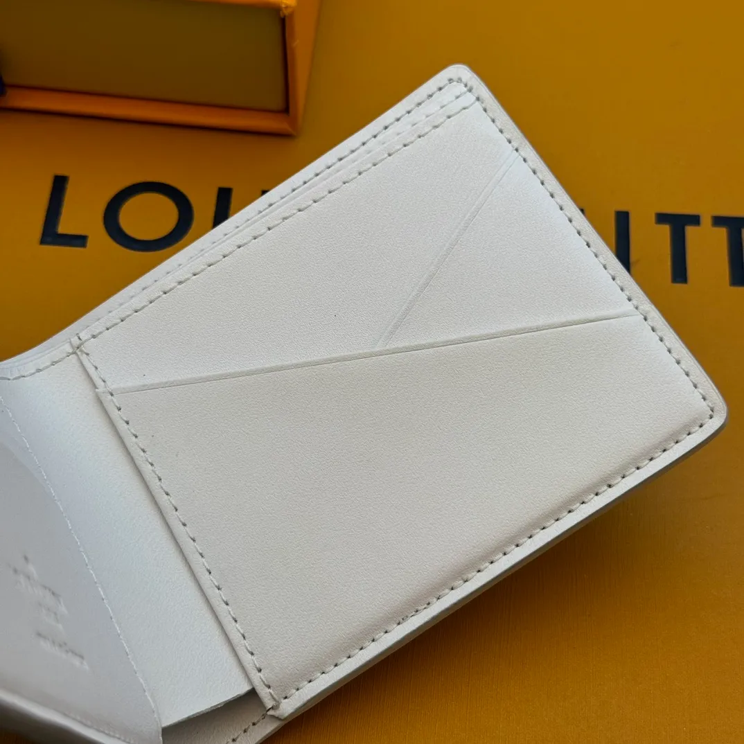 💰130 💎Top original version upgraded version🇫🇷 White lettering silk screen MULTIPLE This Louis Vuitton Multiple wallet has a refreshing and simple design. The black Monogram Shadow calfskin fabric is very soft and decorated with the iconic Monogram embossing. Compact in size, it is extremely portable and equipped with multiple credit card slots and compartments for receipts and banknotes, making it extremely practical. Model: M83380 Size: 11.5x9x1.5
