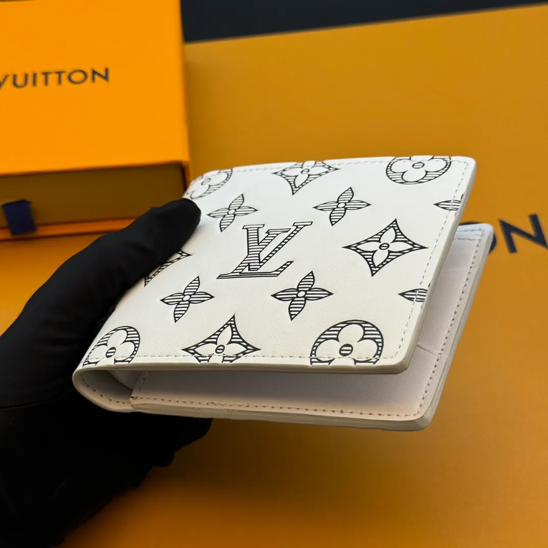 💰130 💎Top original version upgraded version🇫🇷 White lettering silk screen MULTIPLE This Louis Vuitton Multiple wallet has a refreshing and simple design. The black Monogram Shadow calfskin fabric is very soft and decorated with the iconic Monogram embossing. Compact in size, it is extremely portable and equipped with multiple credit card slots and compartments for receipts and banknotes, making it extremely practical. Model: M83380 Size: 11.5x9x1.5