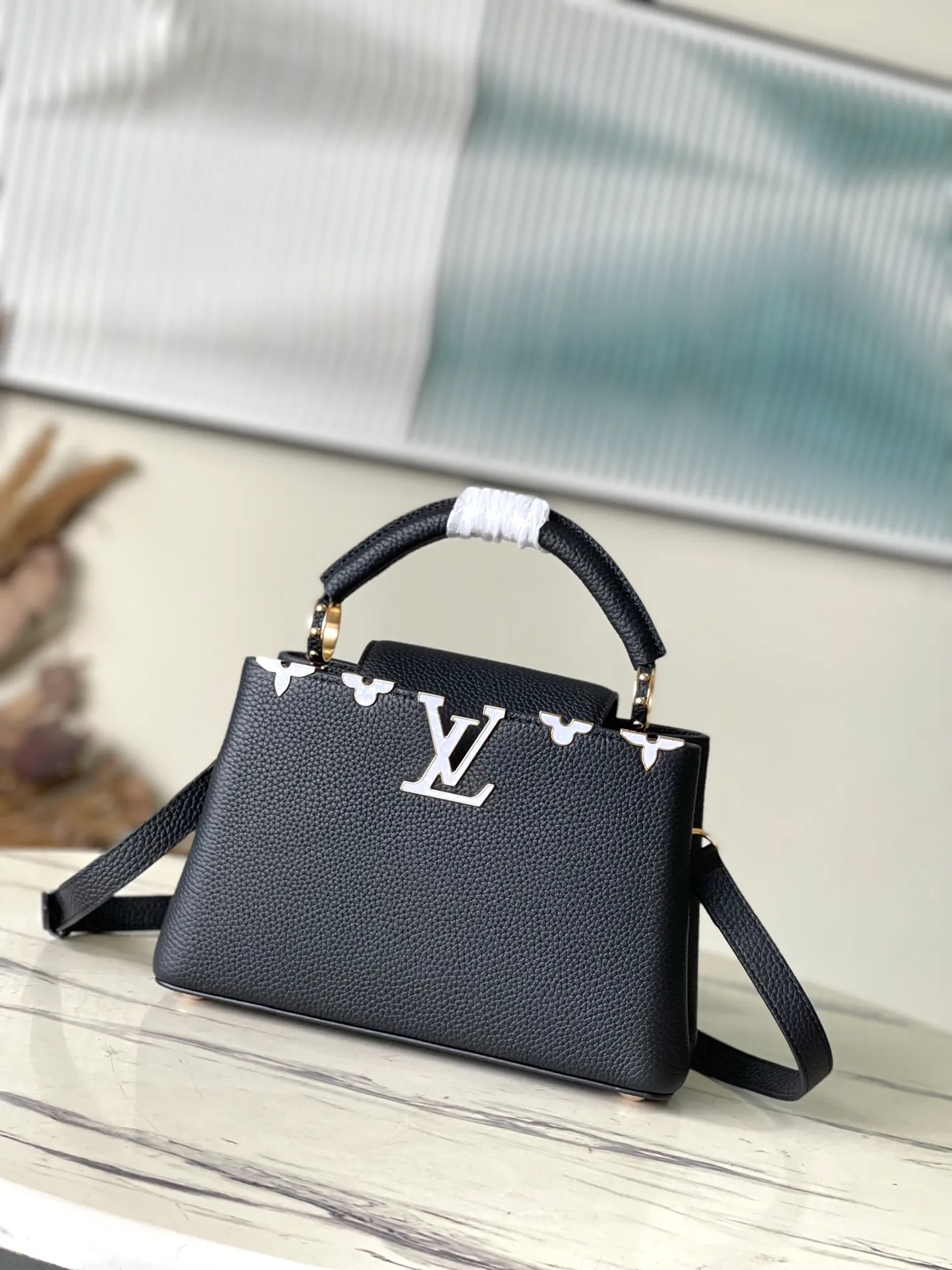 💰2460 (Special grade original leather) M23263/M48865 black and white mother-of-pearl corolla. This Capucines Flower Crown handbag is made of full-grain Taurillon leather and is embellished with Monogram flowers. Each flower is made of exquisite shells. The LV logo and flowers echo each other, giving this feminine handbag a jewel-like luster. Use the detachable shoulder strap cleverly. You can switch it as a crossbody. Size: 27 * 18*9cm