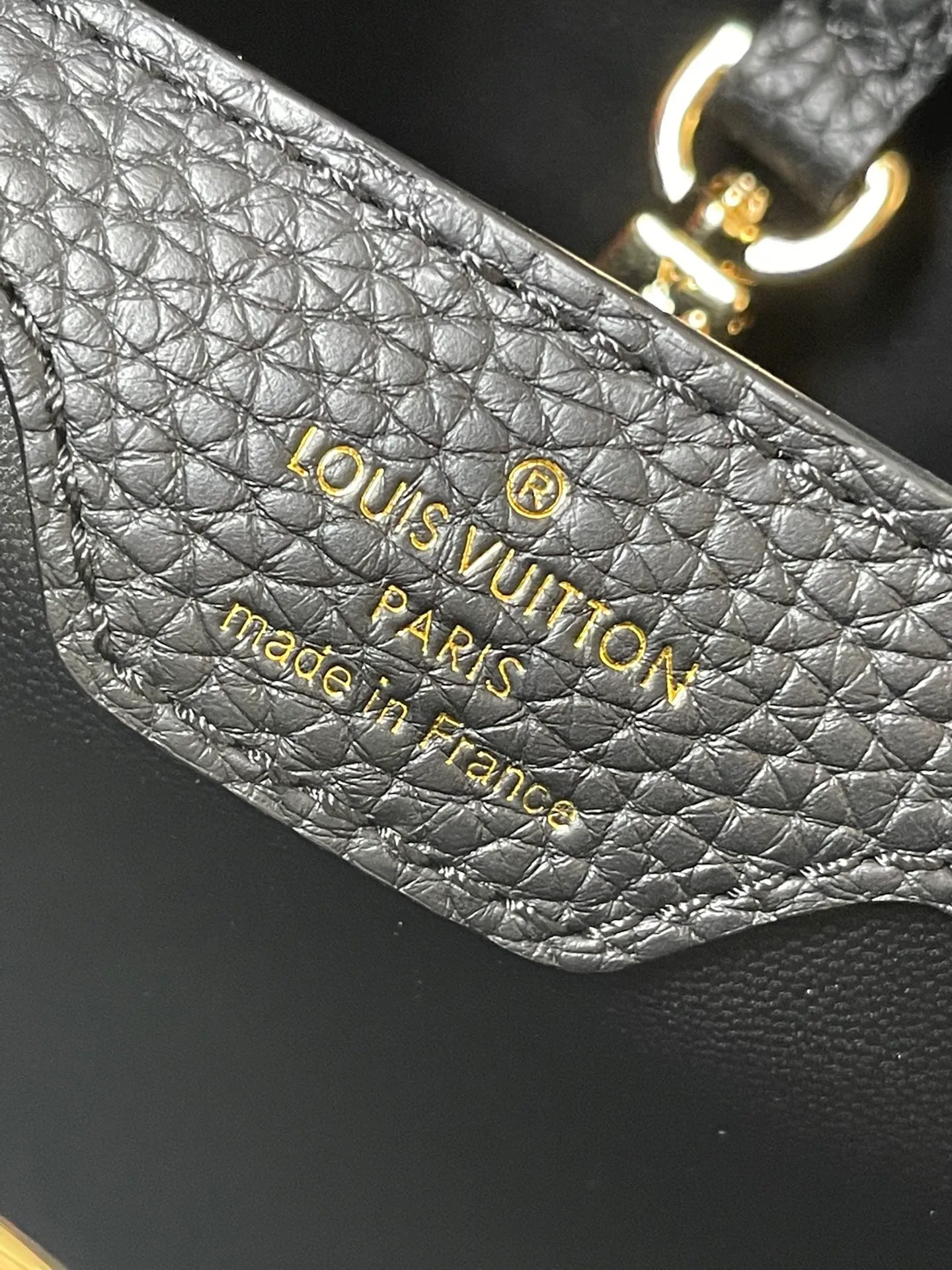 💰2460 (Special grade original leather) M23263/M48865 black and white mother-of-pearl corolla. This Capucines Flower Crown handbag is made of full-grain Taurillon leather and is embellished with Monogram flowers. Each flower is made of exquisite shells. The LV logo and flowers echo each other, giving this feminine handbag a jewel-like luster. Use the detachable shoulder strap cleverly. You can switch it as a crossbody. Size: 27 * 18*9cm