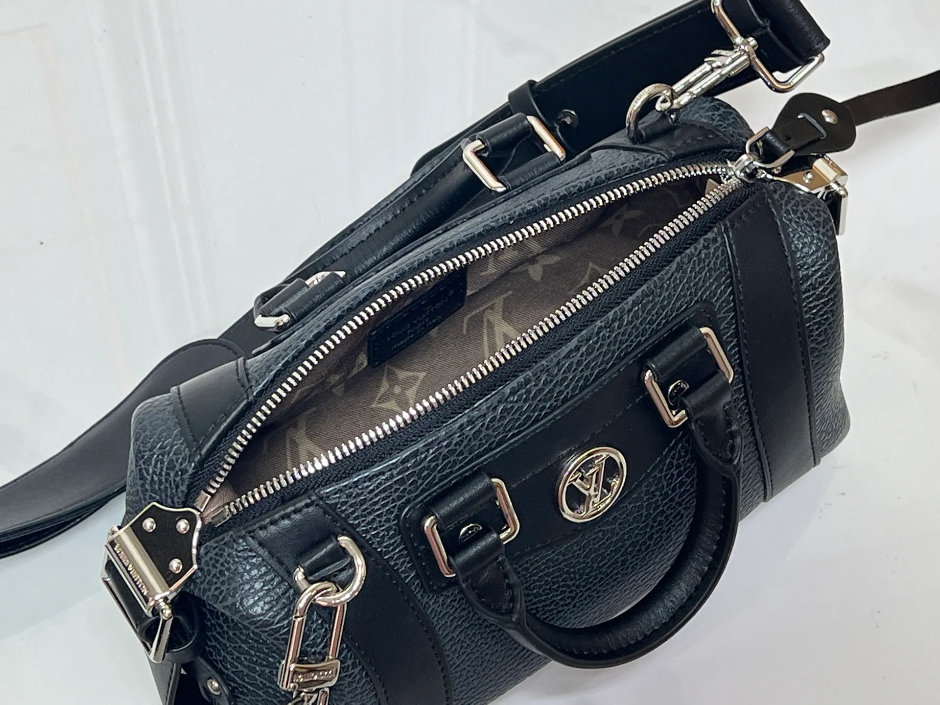Batch 320💰[Exclusive real shot] Small size M25566 M14623 Full leather motorcycle bag M14702 M14700 NANO LV BIKER handbag This Nano LV Rider handbag is from the 2025 spring and summer series. It is made of pixelated grain sheep leather with smooth cow leather elements, and is decorated with LV Circle logo. The foldable configuration makes it easy to store in a suitcase, and the modern design adds a rock-n-roll edge to any look. Dimensions: 10 x 10 x 23 cm