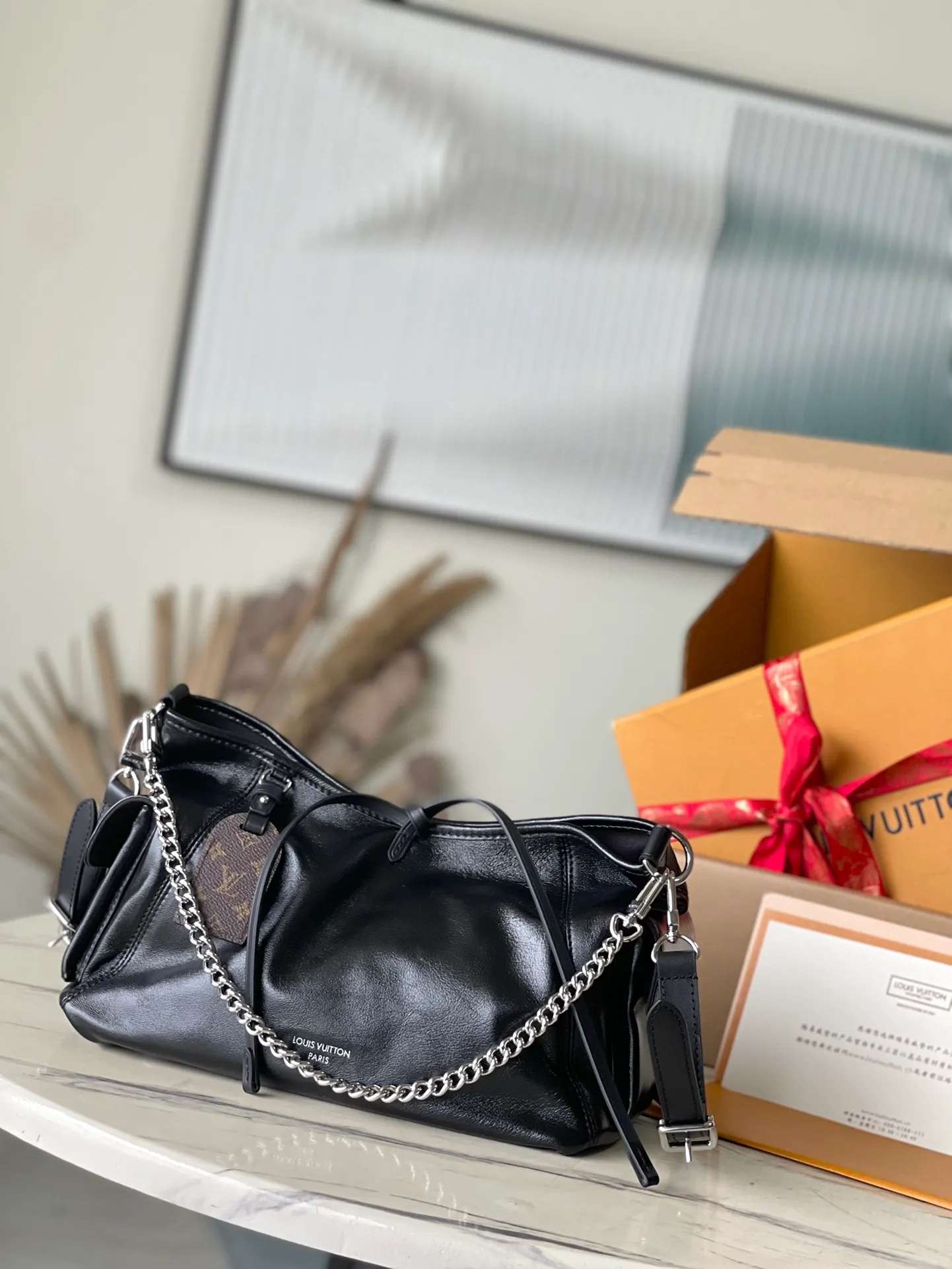 💰1160 (top-grain sheepskin) top original order M24861 Small CarryAll Cargo small handbag is made of soft sheep leather to create a fashionable and lazy silhouette, adding eye-catching charm to the 2024 spring and summer show style. Polished metal pieces are complemented by a tactile, slightly wrinkled texture. Plenty of space can accommodate a variety of daily necessities, making it a great travel companion. 33.5x 23x 15cm