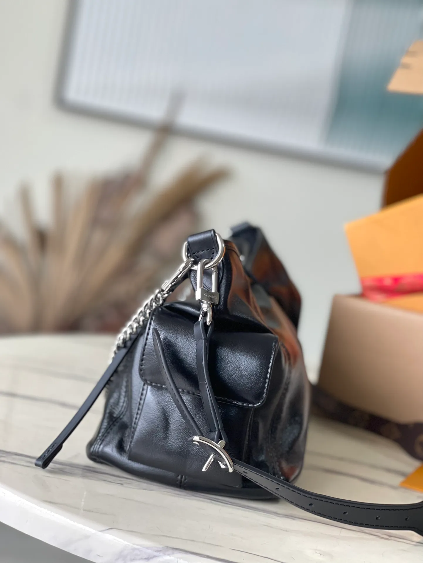 💰1160 (top-grain sheepskin) top original order M24861 Small CarryAll Cargo small handbag is made of soft sheep leather to create a fashionable and lazy silhouette, adding eye-catching charm to the 2024 spring and summer show style. Polished metal pieces are complemented by a tactile, slightly wrinkled texture. Plenty of space can accommodate a variety of daily necessities, making it a great travel companion. 33.5x 23x 15cm