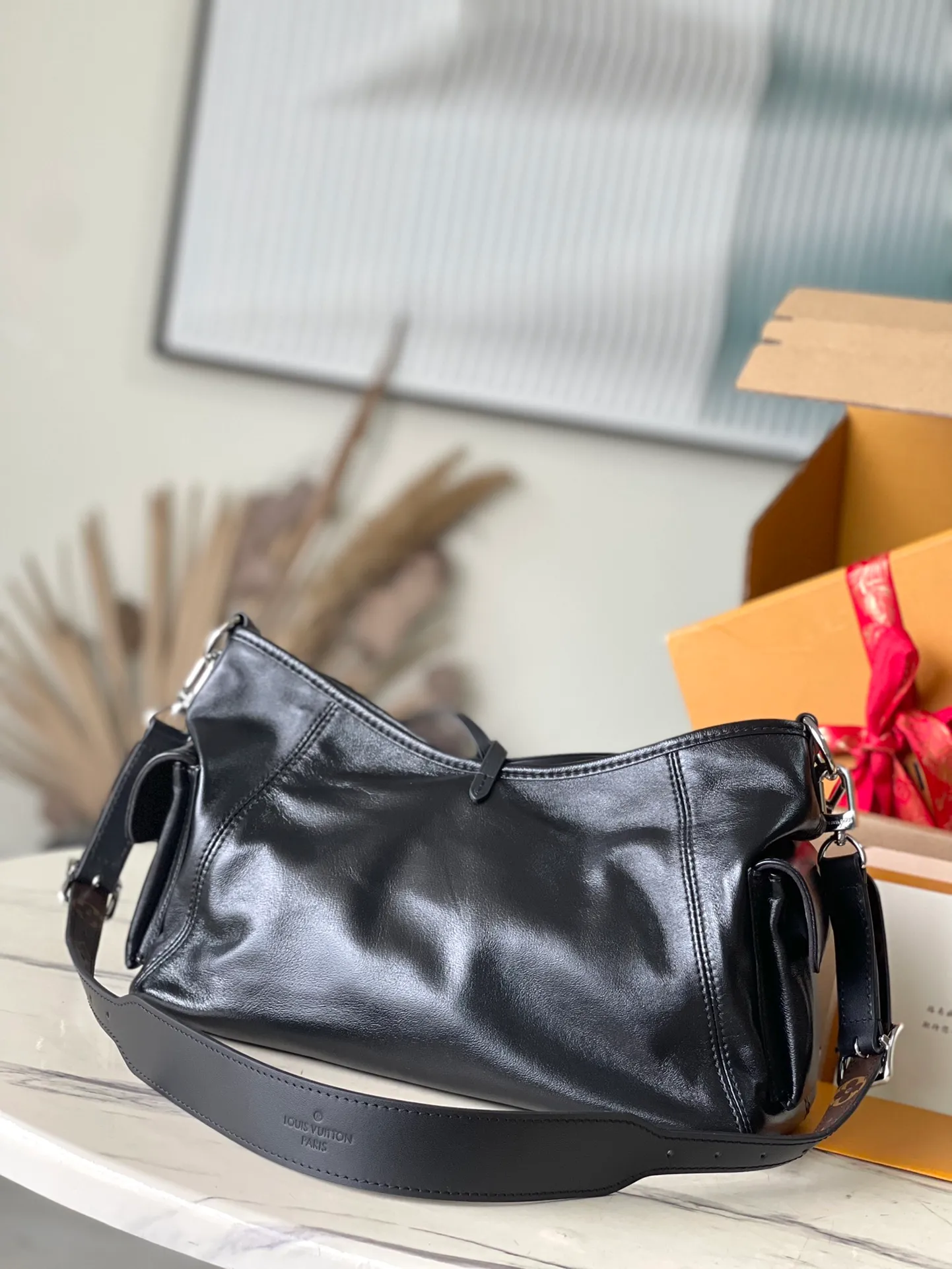 💰1160 (top-grain sheepskin) top original order M24861 Small CarryAll Cargo small handbag is made of soft sheep leather to create a fashionable and lazy silhouette, adding eye-catching charm to the 2024 spring and summer show style. Polished metal pieces are complemented by a tactile, slightly wrinkled texture. Plenty of space can accommodate a variety of daily necessities, making it a great travel companion. 33.5x 23x 15cm