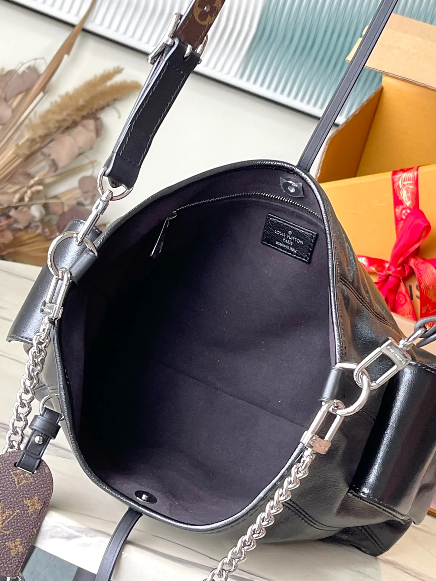 💰1160 (top-grain sheepskin) top original order M24861 Small CarryAll Cargo small handbag is made of soft sheep leather to create a fashionable and lazy silhouette, adding eye-catching charm to the 2024 spring and summer show style. Polished metal pieces are complemented by a tactile, slightly wrinkled texture. Plenty of space can accommodate a variety of daily necessities, making it a great travel companion. 33.5x 23x 15cm