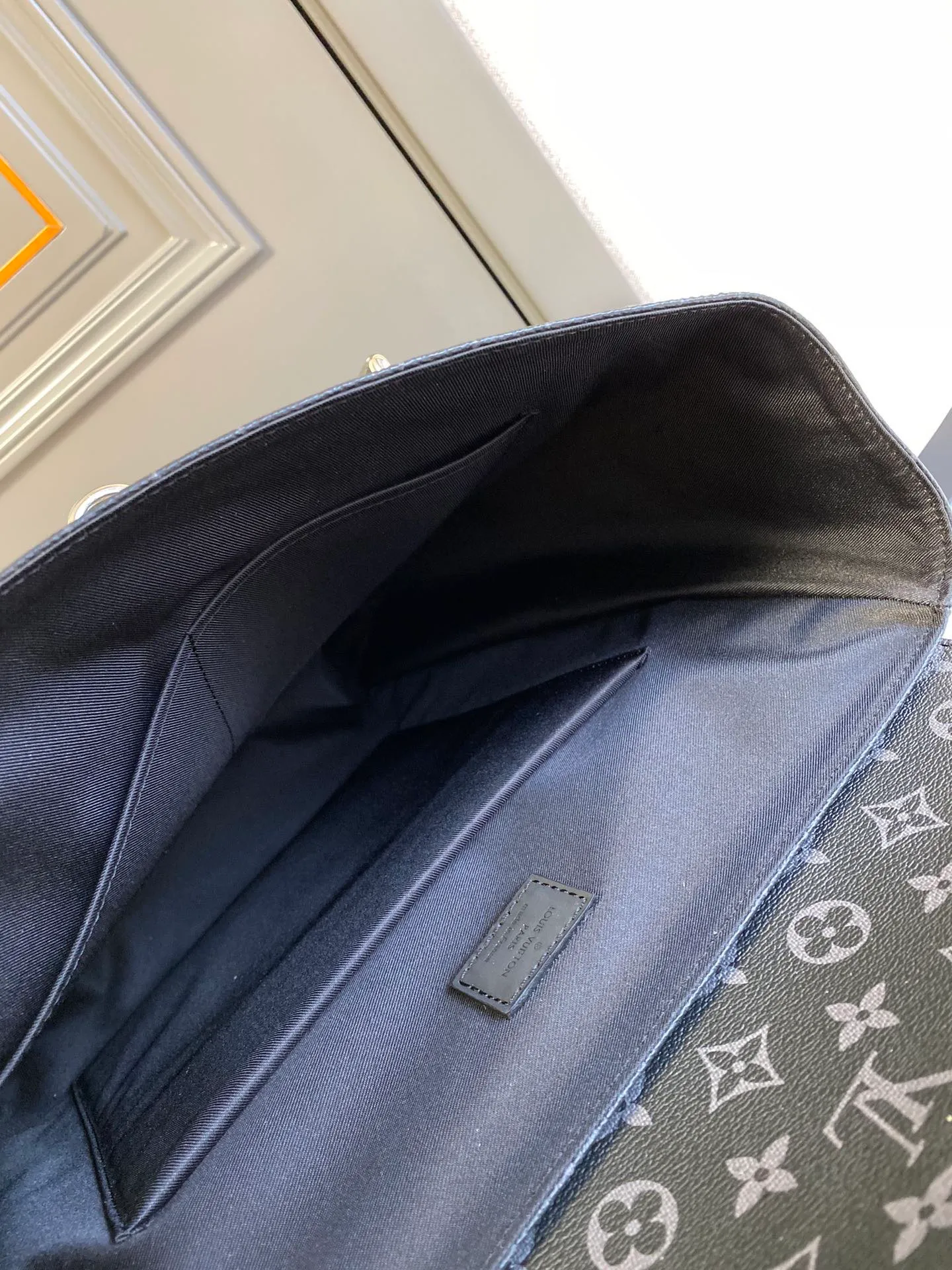 💰1080 Top Original M44052 STEAMER backpack design is inspired by the ancient Louis Vuitton Steamer handbag. This Steamer backpack is made of Monogram Eclipse canvas. The chic new bag shape gives people an avant-garde nostalgic flavor. The rounded leather corners showcase the brand's craftsmanship, and the leather shoulder straps are extremely comfortable. Detailed features 32 x 45 x 16 cm (Length x Height x Width) Monogram Eclipse coated canvas 2 leather shoulder straps Flap, drawstring and buckle closure system 1 internal quilted compartment 1 internal double patch pocket Handles: Single handle