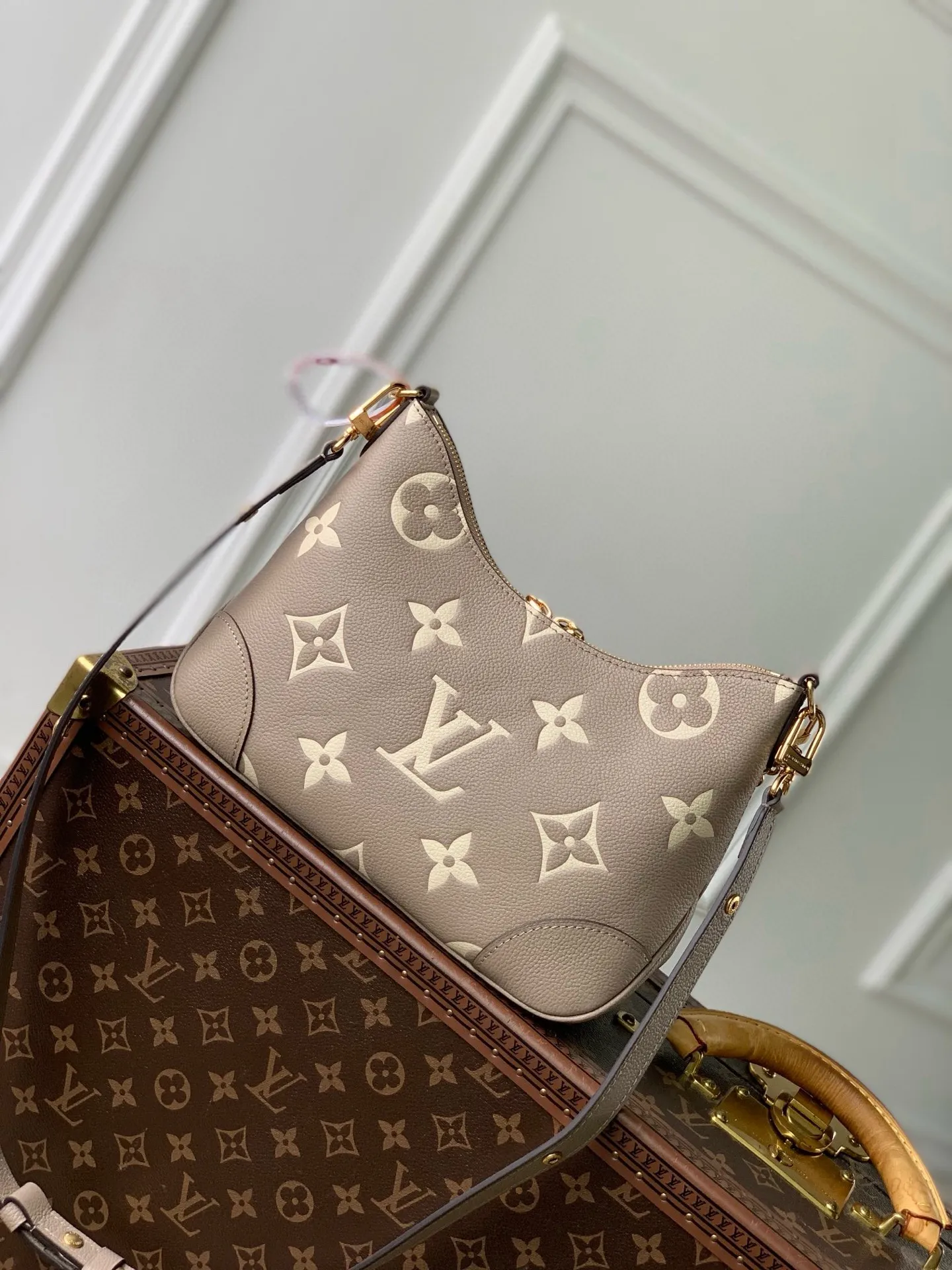💰940 (top layer leather) top original single M12930 gray screen printing, this Boulogne handbag uses Monogram Empreinte leather to reinterpret the classic design, and can show your individual style in a variety of carrying methods. An interior slip pocket can easily store your smartphone, and the braided chain is accented with dazzling hardware. 16 x 9.5 x 29 cm (height x width x length)