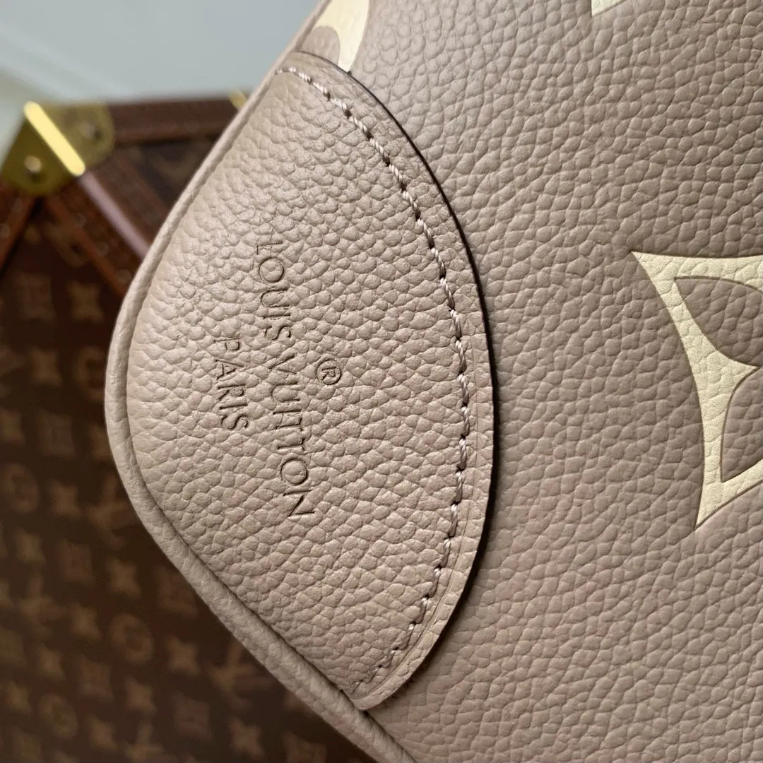 💰940 (top layer leather) top original single M12930 gray screen printing, this Boulogne handbag uses Monogram Empreinte leather to reinterpret the classic design, and can show your individual style in a variety of carrying methods. An interior slip pocket can easily store your smartphone, and the braided chain is accented with dazzling hardware. 16 x 9.5 x 29 cm (height x width x length)