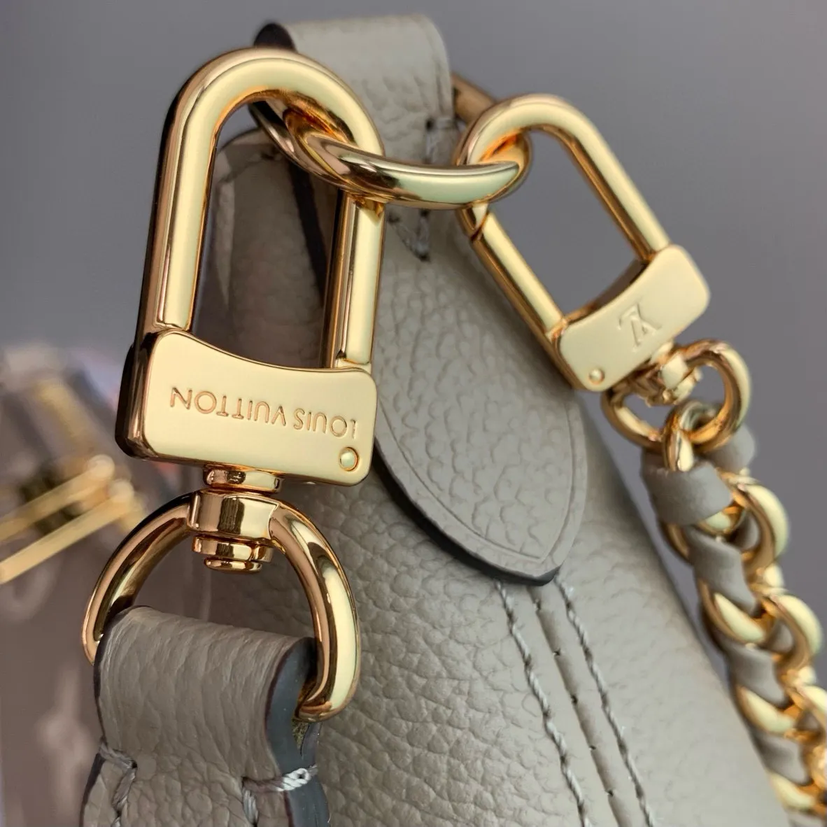 💰940 (top layer leather) top original single M12930 gray screen printing, this Boulogne handbag uses Monogram Empreinte leather to reinterpret the classic design, and can show your individual style in a variety of carrying methods. An interior slip pocket can easily store your smartphone, and the braided chain is accented with dazzling hardware. 16 x 9.5 x 29 cm (height x width x length)