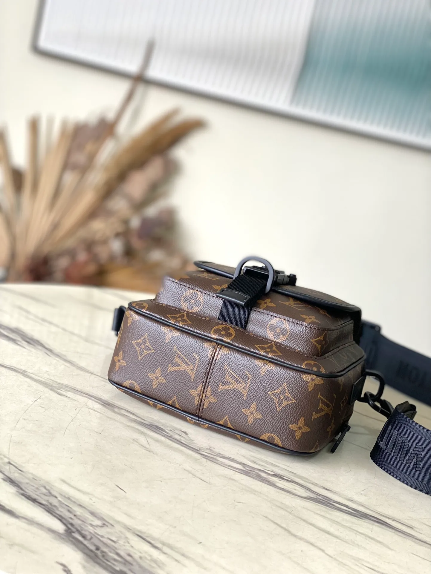💰960 Top Original Order M46973 This Quest messenger bag is made of Monogram Macassar canvas, which combines dynamic style and functional considerations. The logo shoulder strap adds classic details, and the quick-release buckle follows the elements of Louis Vuitton's traditional hard luggage. The compact and close-fitting structure makes it easy to store personal items. Dimensions: 18 × 18 × 10 cm