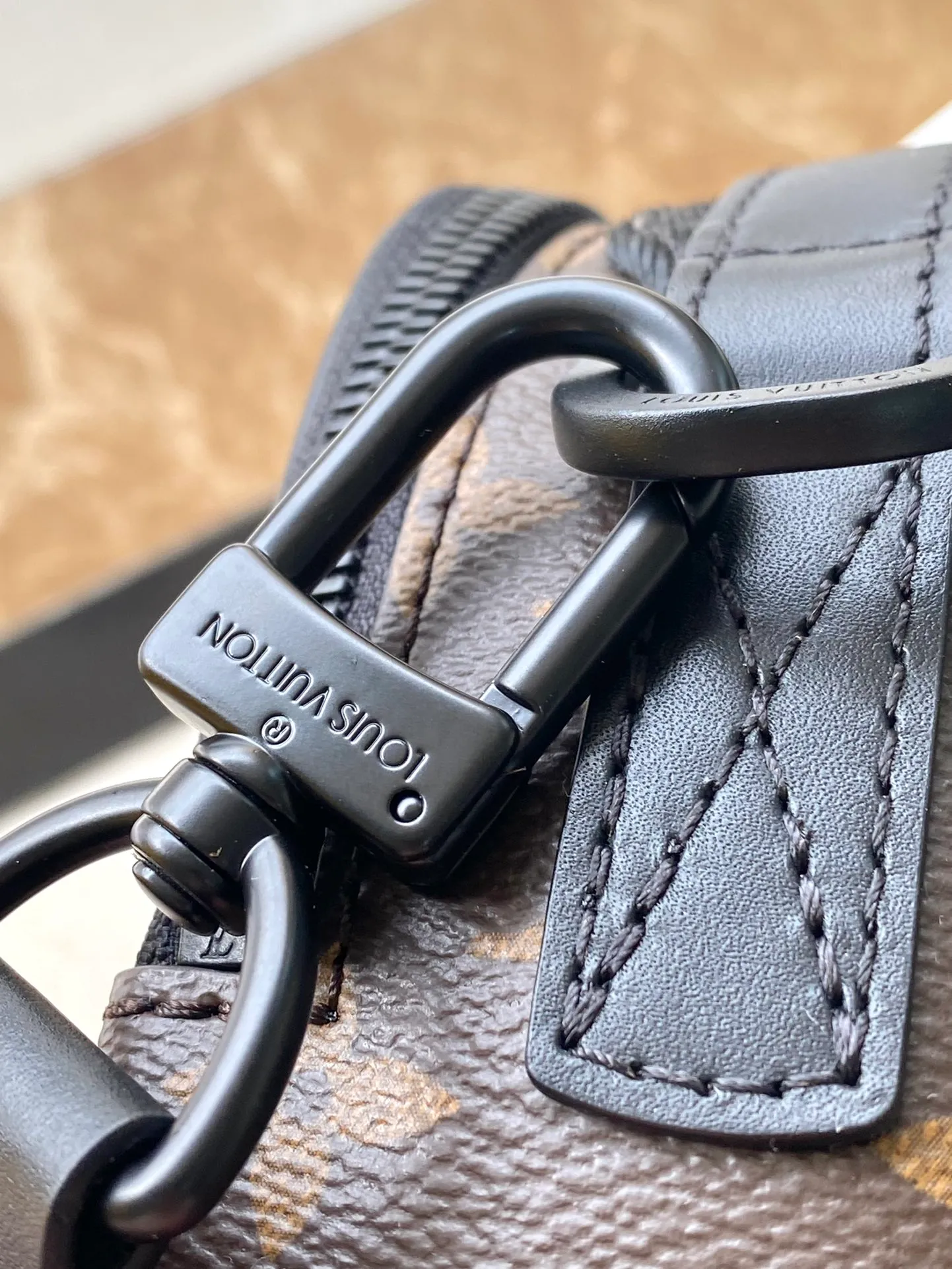 💰960 Top Original Order M46973 This Quest messenger bag is made of Monogram Macassar canvas, which combines dynamic style and functional considerations. The logo shoulder strap adds classic details, and the quick-release buckle follows the elements of Louis Vuitton's traditional hard luggage. The compact and close-fitting structure makes it easy to store personal items. Dimensions: 18 × 18 × 10 cm