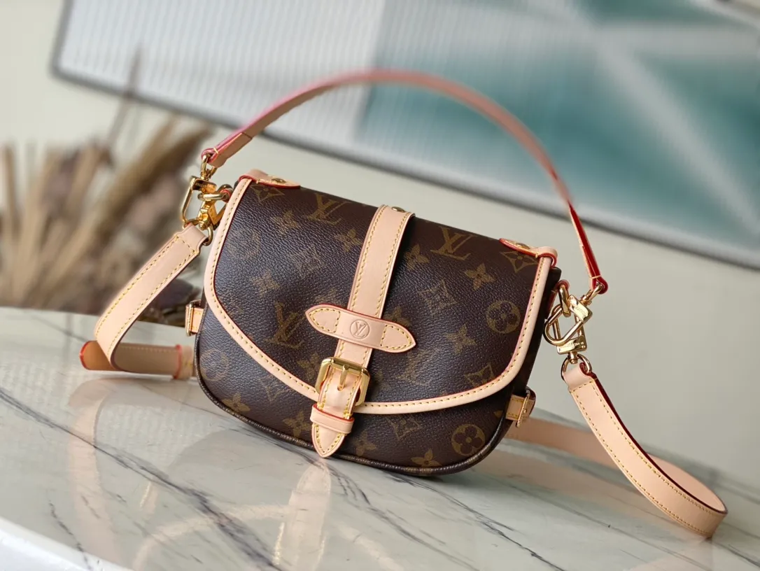 💰880 Top Original M46740 Saumur BB handbag is made of Monogram canvas, recreating the beloved collection design with contemporary touches. The saddle bag shape and cow leather buckle reflect the knight's style. The hidden magnetic buckle on the front allows for convenient opening and closing. The compact structure can accommodate daily needs. Removable shoulder strap and handle provide multiple carrying options. Dimensions: 20 × 16 × 7.5 cm