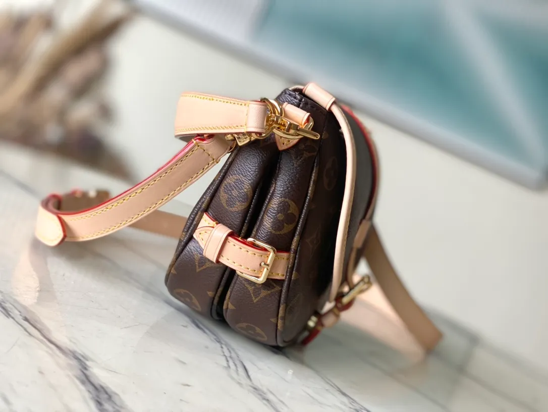 💰880 Top Original M46740 Saumur BB handbag is made of Monogram canvas, recreating the beloved collection design with contemporary touches. The saddle bag shape and cow leather buckle reflect the knight's style. The hidden magnetic buckle on the front allows for convenient opening and closing. The compact structure can accommodate daily needs. Removable shoulder strap and handle provide multiple carrying options. Dimensions: 20 × 16 × 7.5 cm
