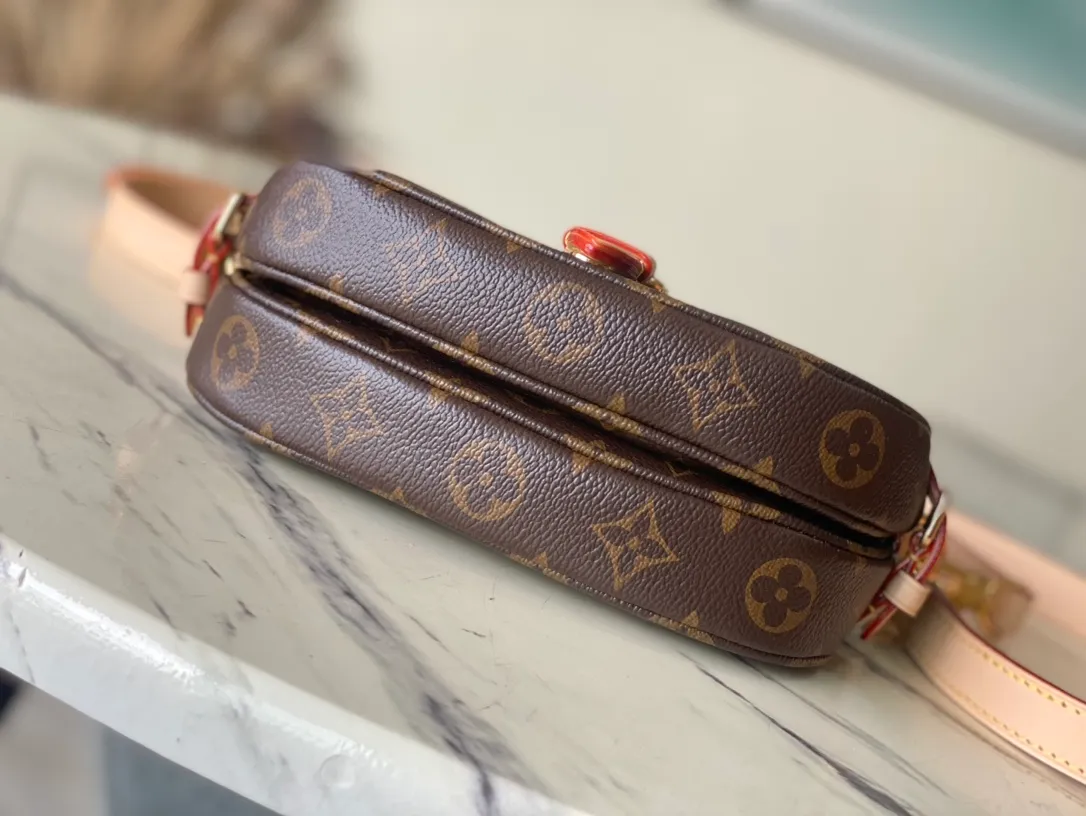 💰880 Top Original M46740 Saumur BB handbag is made of Monogram canvas, recreating the beloved collection design with contemporary touches. The saddle bag shape and cow leather buckle reflect the knight's style. The hidden magnetic buckle on the front allows for convenient opening and closing. The compact structure can accommodate daily needs. Removable shoulder strap and handle provide multiple carrying options. Dimensions: 20 × 16 × 7.5 cm