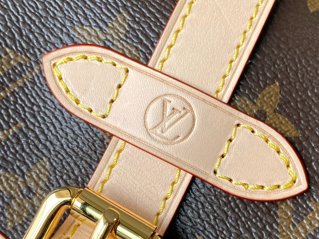 💰880 Top Original M46740 Saumur BB handbag is made of Monogram canvas, recreating the beloved collection design with contemporary touches. The saddle bag shape and cow leather buckle reflect the knight's style. The hidden magnetic buckle on the front allows for convenient opening and closing. The compact structure can accommodate daily needs. Removable shoulder strap and handle provide multiple carrying options. Dimensions: 20 × 16 × 7.5 cm