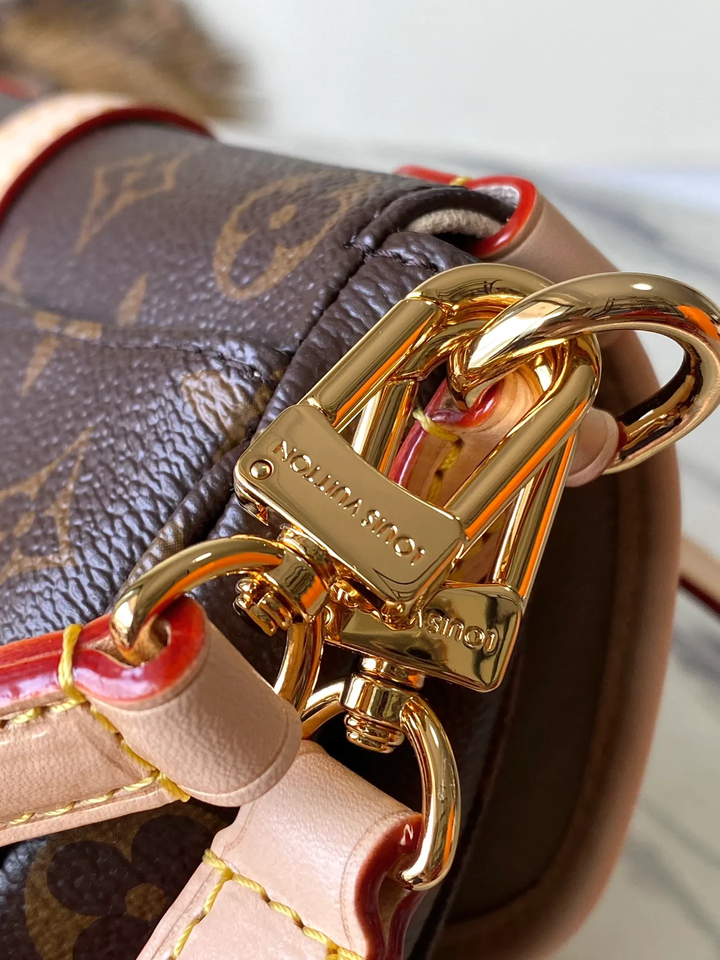 💰880 Top Original M46740 Saumur BB handbag is made of Monogram canvas, recreating the beloved collection design with contemporary touches. The saddle bag shape and cow leather buckle reflect the knight's style. The hidden magnetic buckle on the front allows for convenient opening and closing. The compact structure can accommodate daily needs. Removable shoulder strap and handle provide multiple carrying options. Dimensions: 20 × 16 × 7.5 cm