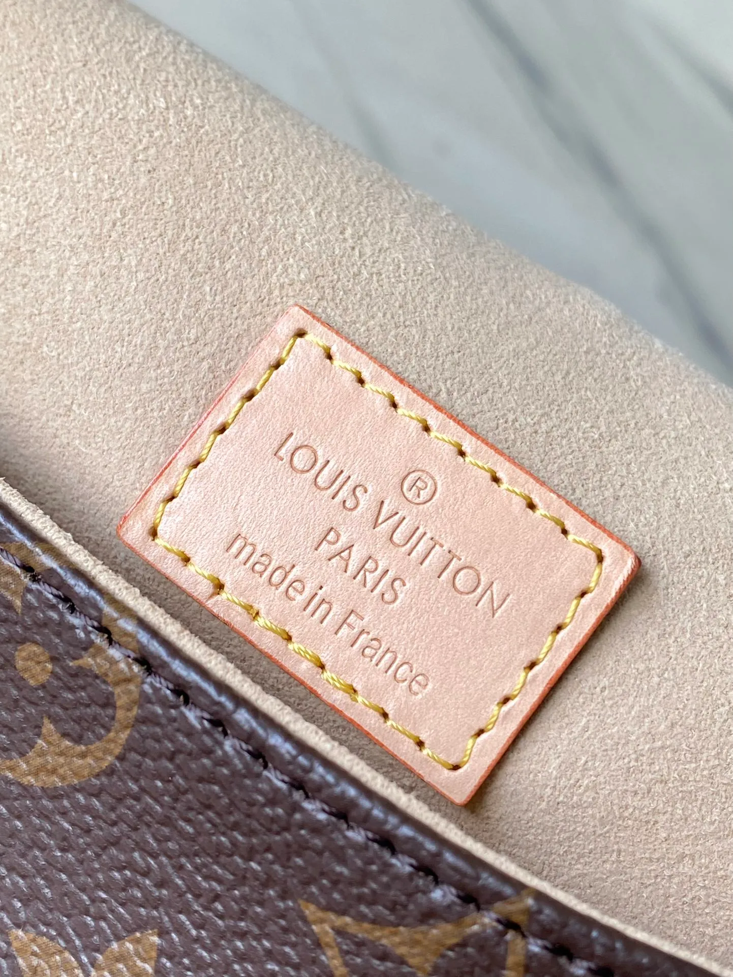 💰880 Top Original M46740 Saumur BB handbag is made of Monogram canvas, recreating the beloved collection design with contemporary touches. The saddle bag shape and cow leather buckle reflect the knight's style. The hidden magnetic buckle on the front allows for convenient opening and closing. The compact structure can accommodate daily needs. Removable shoulder strap and handle provide multiple carrying options. Dimensions: 20 × 16 × 7.5 cm