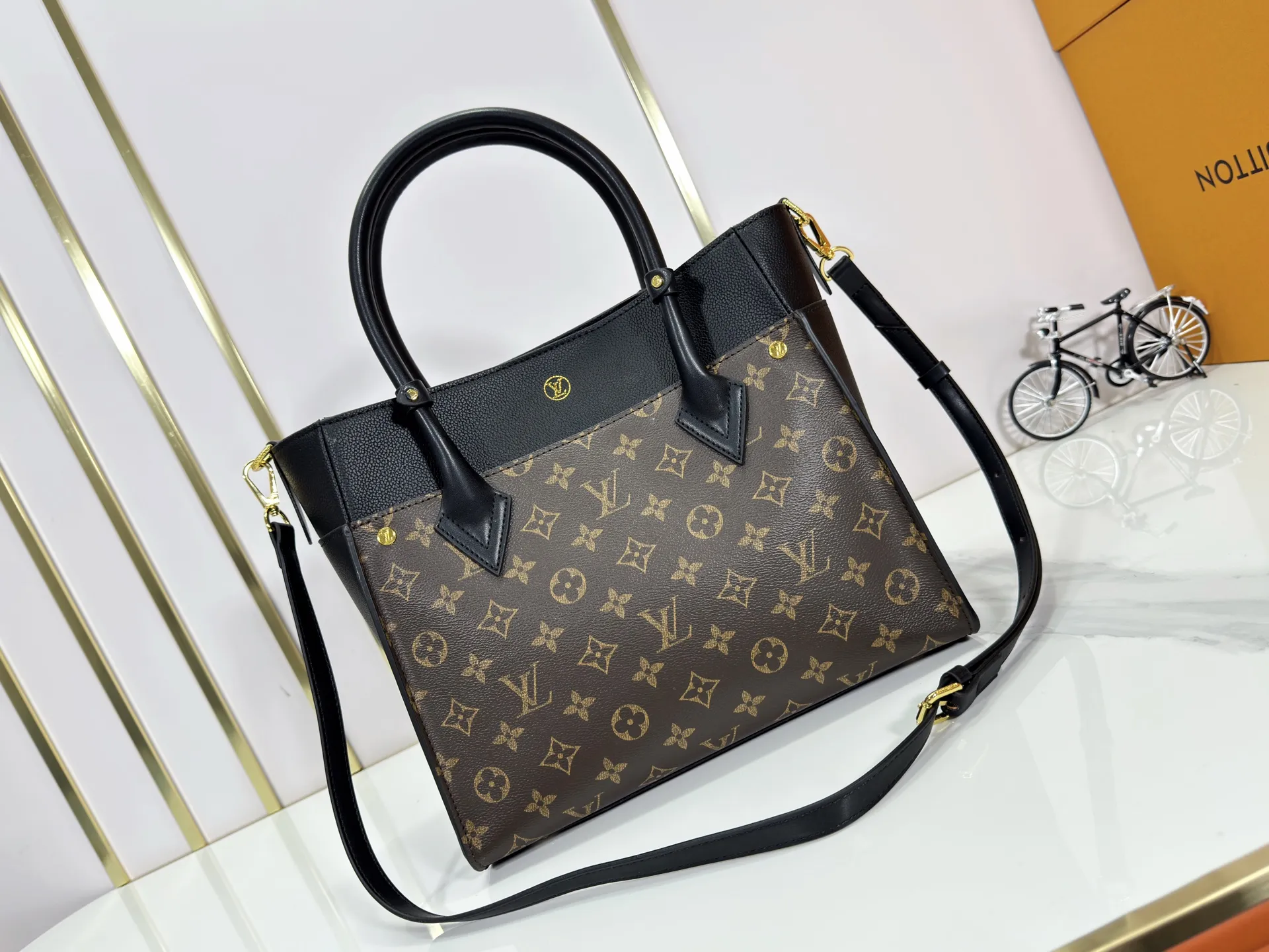 P340 upgraded original M53826 M53825 M53824 M53823On My Side handbag shows the elegant fusion of calfskin and classic Monogram canvas. Contrasting canvas shapes the large outer pocket, creating a trompe l'oeil effect as if two handbags merge into one. Plenty of space can easily accommodate office needs, and the adjustable shoulder strap allows for a cross-body style. Dimensions: 30.5 x 24.5 x 14 cm (Length x Height x Width) - Calfskin and Monogram coated canvas - Cowhide leather trim - Microfiber lining - 2 top handles for hand or elbow carry - Adjustable shoulder strap for shoulder or cross-body wear - Lock closure - 2 outer pockets with magnetic closure - Zip pocket - 1 patch pocket