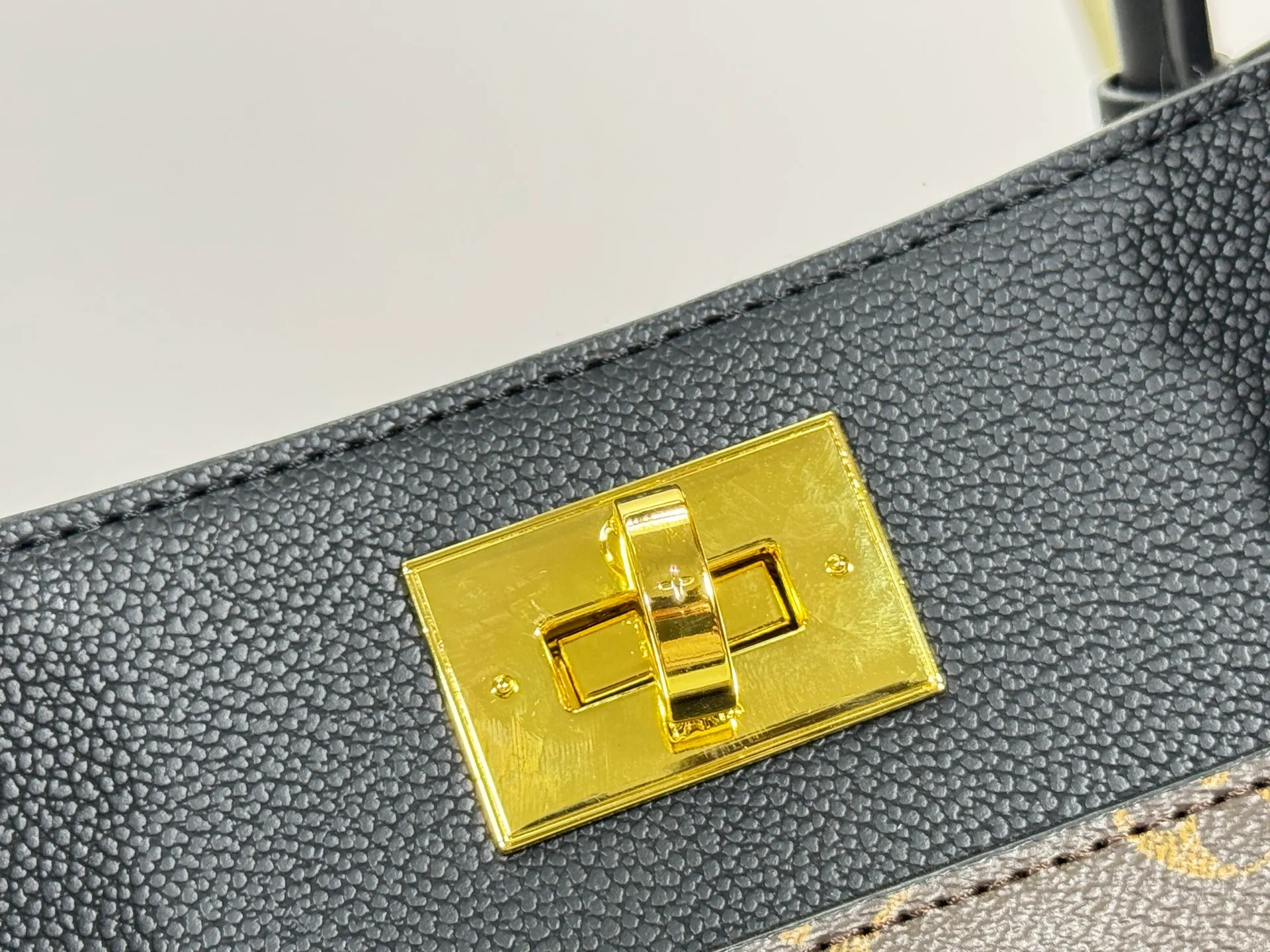 P340 upgraded original M53826 M53825 M53824 M53823On My Side handbag shows the elegant fusion of calfskin and classic Monogram canvas. Contrasting canvas shapes the large outer pocket, creating a trompe l'oeil effect as if two handbags merge into one. Plenty of space can easily accommodate office needs, and the adjustable shoulder strap allows for a cross-body style. Dimensions: 30.5 x 24.5 x 14 cm (Length x Height x Width) - Calfskin and Monogram coated canvas - Cowhide leather trim - Microfiber lining - 2 top handles for hand or elbow carry - Adjustable shoulder strap for shoulder or cross-body wear - Lock closure - 2 outer pockets with magnetic closure - Zip pocket - 1 patch pocket