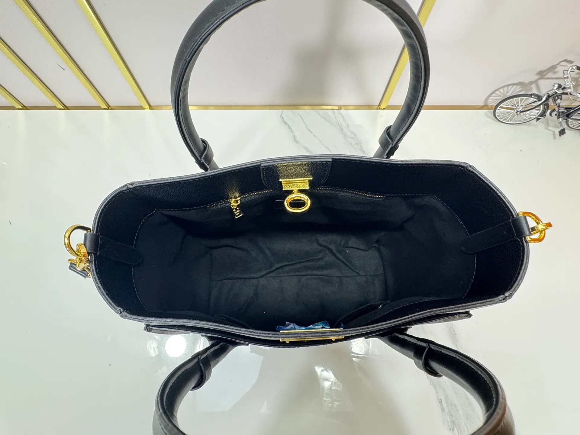 P340 upgraded original M53826 M53825 M53824 M53823On My Side handbag shows the elegant fusion of calfskin and classic Monogram canvas. Contrasting canvas shapes the large outer pocket, creating a trompe l'oeil effect as if two handbags merge into one. Plenty of space can easily accommodate office needs, and the adjustable shoulder strap allows for a cross-body style. Dimensions: 30.5 x 24.5 x 14 cm (Length x Height x Width) - Calfskin and Monogram coated canvas - Cowhide leather trim - Microfiber lining - 2 top handles for hand or elbow carry - Adjustable shoulder strap for shoulder or cross-body wear - Lock closure - 2 outer pockets with magnetic closure - Zip pocket - 1 patch pocket