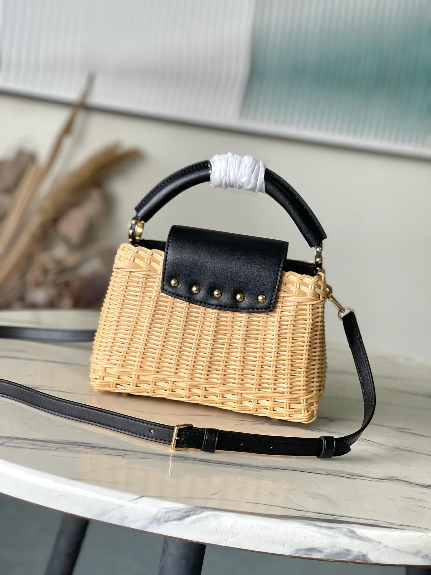 💰2020 Premium Original Leather M14366 Black Mini This Capucines mini handbag traces back to the Picnic hard case launched by the brand in 1892, conveying holiday style with its elegant design. The rattan bag body requires several days of ingenious weaving to complete, and it has enough space to easily accommodate daily needs. The flip cover can be placed on both the inside and outside at will, and the LV letters and printed lining reiterate the brand's identity. Dimensions: 21 × 14 × 8 cm