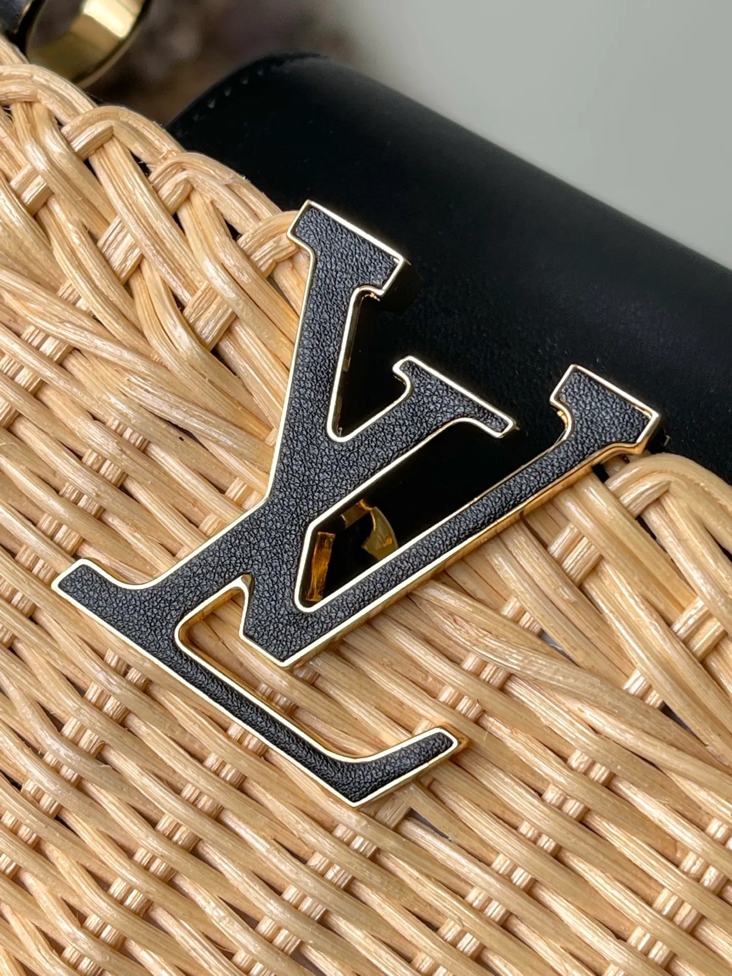 💰2020 Premium Original Leather M14366 Black Mini This Capucines mini handbag traces back to the Picnic hard case launched by the brand in 1892, conveying holiday style with its elegant design. The rattan bag body requires several days of ingenious weaving to complete, and it has enough space to easily accommodate daily needs. The flip cover can be placed on both the inside and outside at will, and the LV letters and printed lining reiterate the brand's identity. Dimensions: 21 × 14 × 8 cm