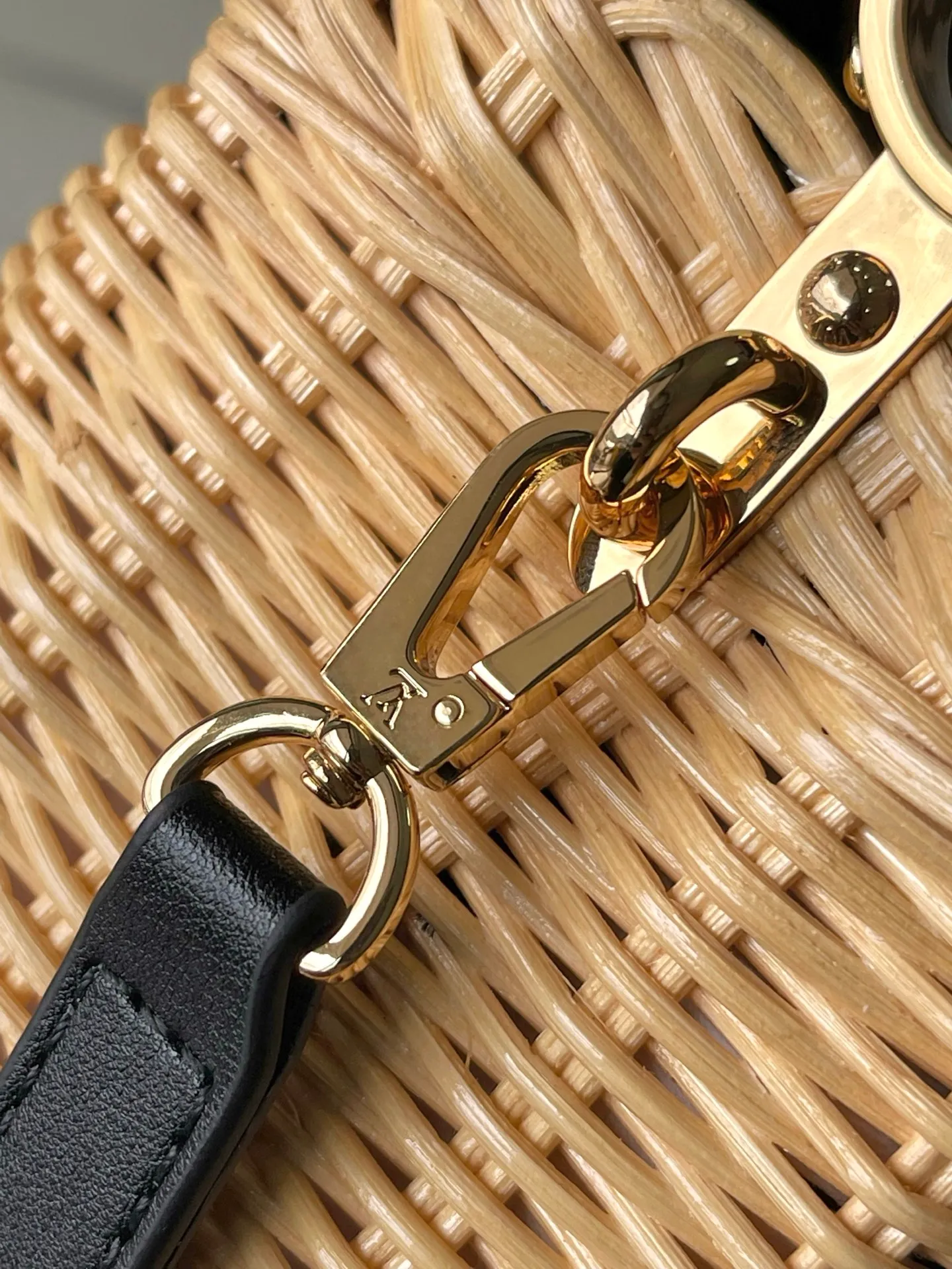 💰2020 Premium Original Leather M14366 Black Mini This Capucines mini handbag traces back to the Picnic hard case launched by the brand in 1892, conveying holiday style with its elegant design. The rattan bag body requires several days of ingenious weaving to complete, and it has enough space to easily accommodate daily needs. The flip cover can be placed on both the inside and outside at will, and the LV letters and printed lining reiterate the brand's identity. Dimensions: 21 × 14 × 8 cm