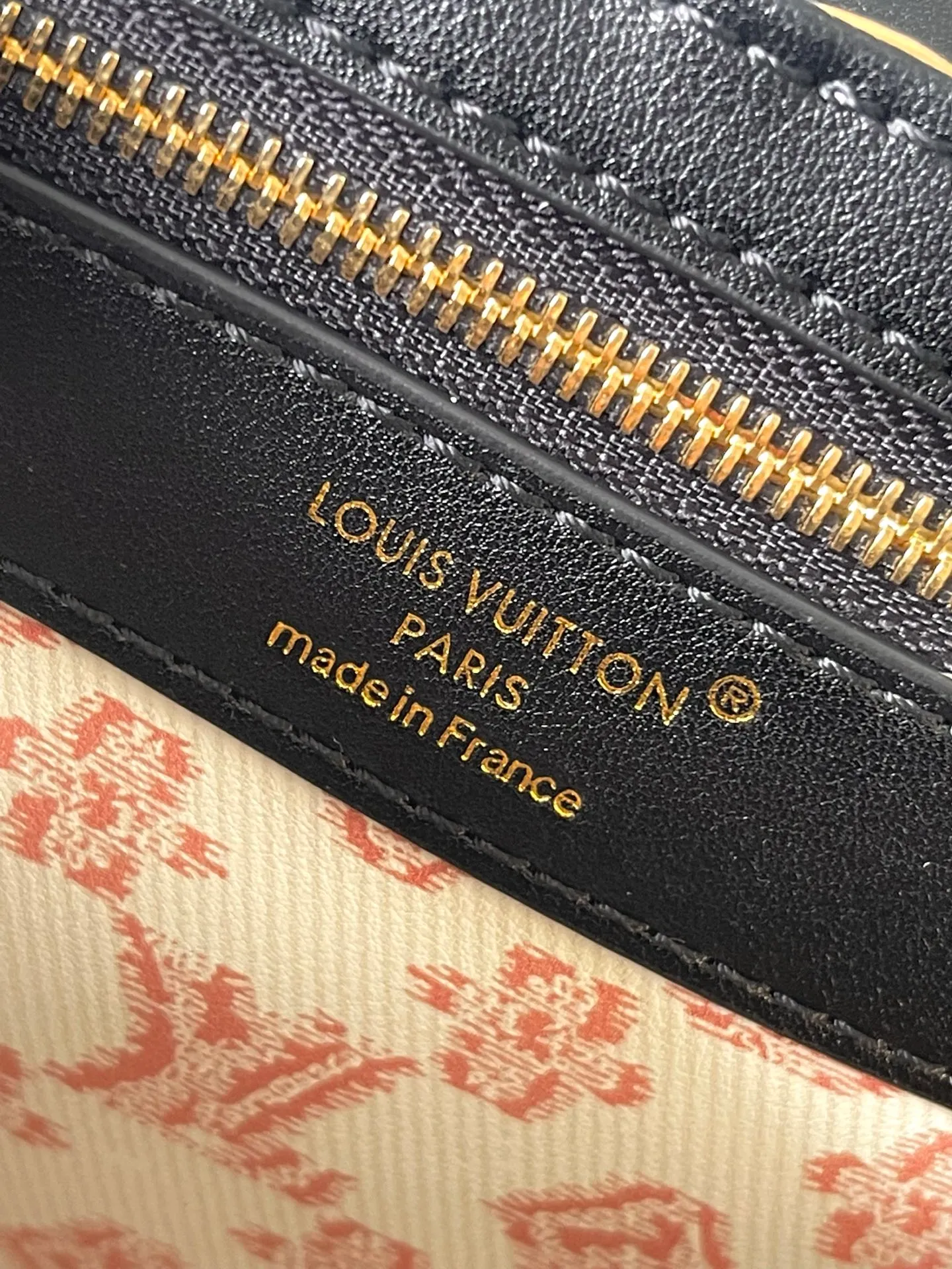 💰2020 Premium Original Leather M14366 Black Mini This Capucines mini handbag traces back to the Picnic hard case launched by the brand in 1892, conveying holiday style with its elegant design. The rattan bag body requires several days of ingenious weaving to complete, and it has enough space to easily accommodate daily needs. The flip cover can be placed on both the inside and outside at will, and the LV letters and printed lining reiterate the brand's identity. Dimensions: 21 × 14 × 8 cm