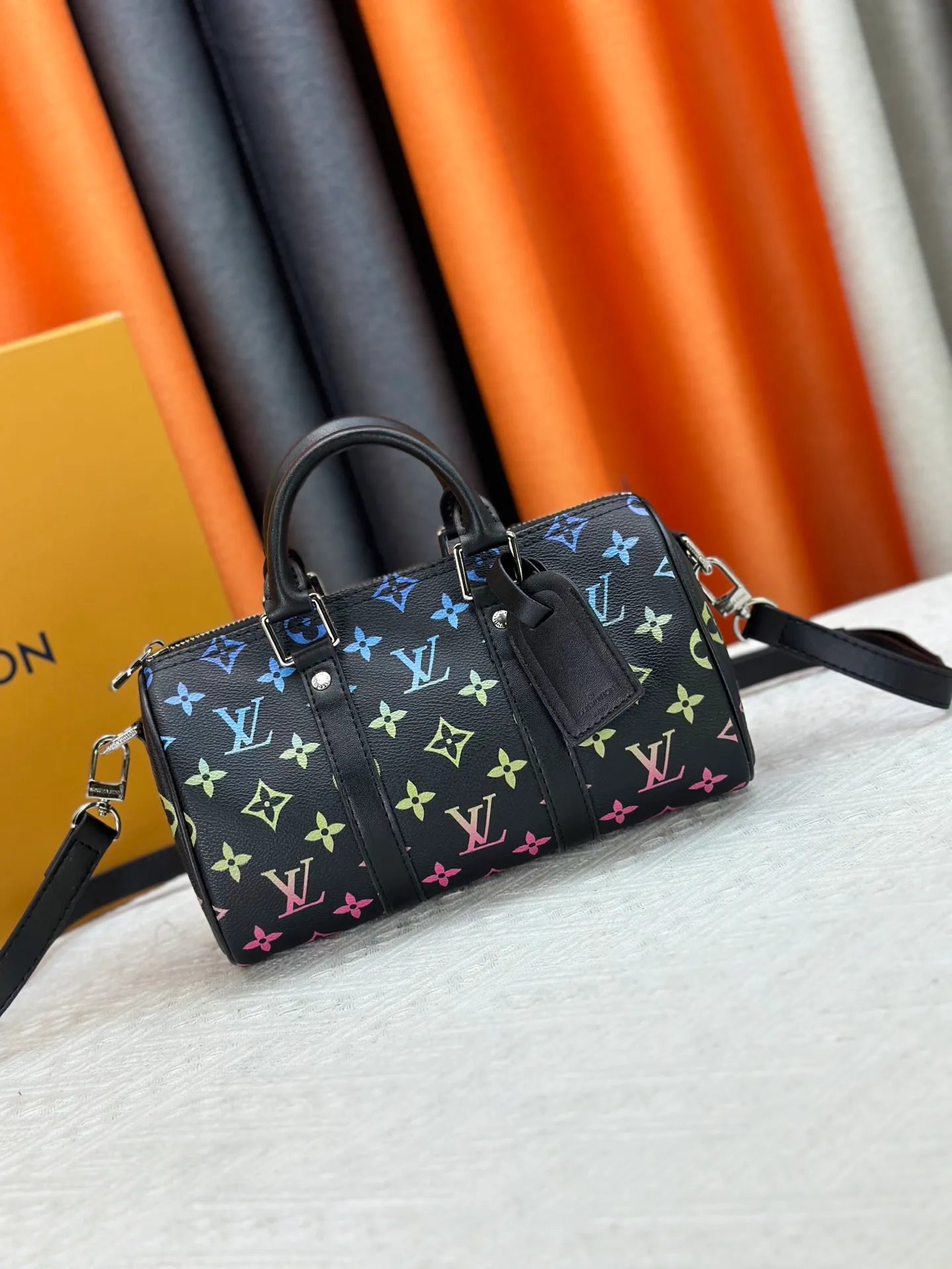 P250 Upgraded Original M14078 M01942 M15076 M24434 M46271 M20900 M46249 This handbag condenses the classic silhouette of the Keepall travel bag. It is made of Monogram embossed Taurillon leather. Its compact shape is suitable for storing small items such as mobile phones and wallets. With its clever use of leather handles and detachable shoulder strap, it's easy to carry with you in trendy style. Detailed features Dimensions: 25✘15✘11 cm