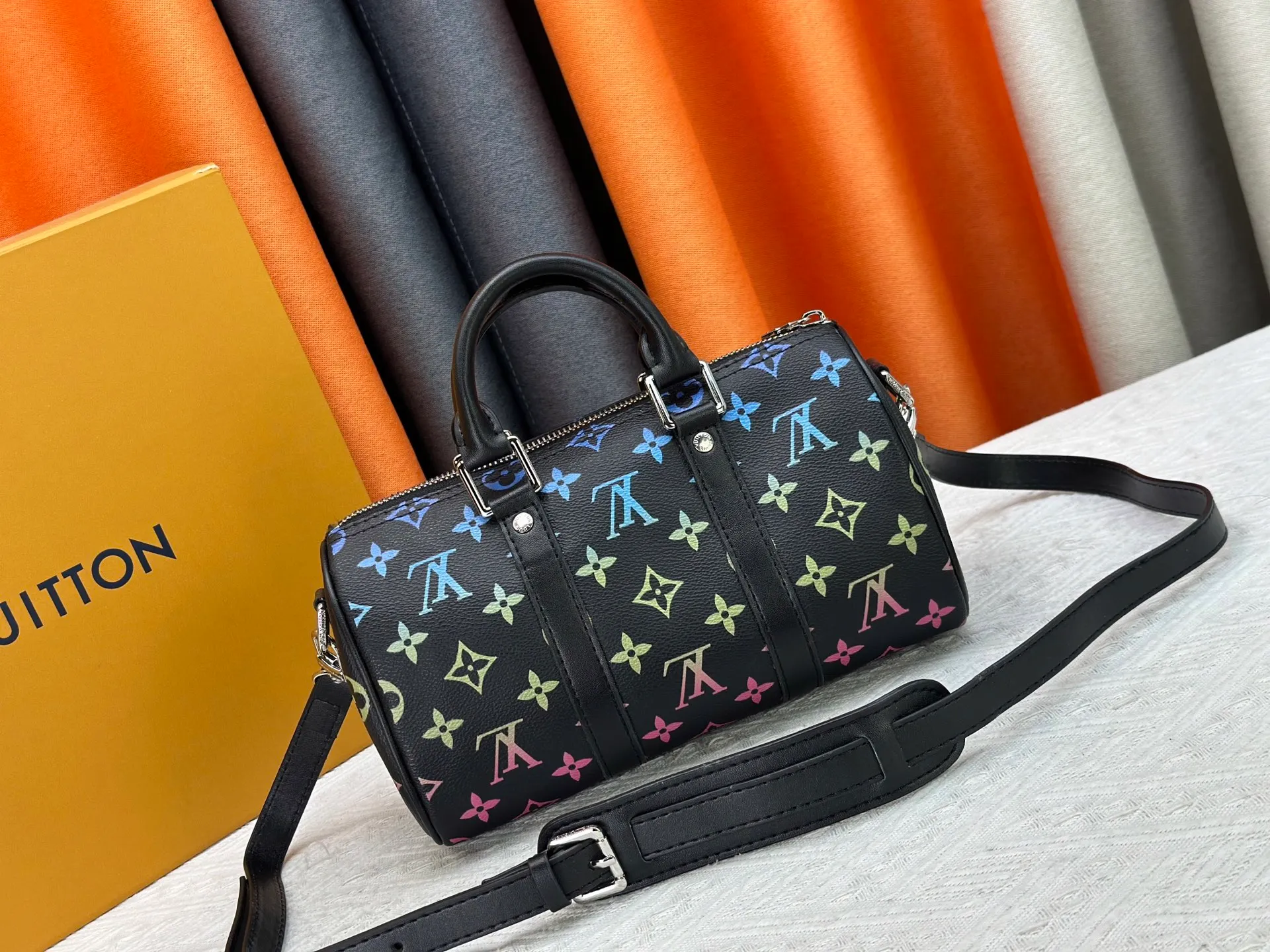 P250 Upgraded Original M14078 M01942 M15076 M24434 M46271 M20900 M46249 This handbag condenses the classic silhouette of the Keepall travel bag. It is made of Monogram embossed Taurillon leather. Its compact shape is suitable for storing small items such as mobile phones and wallets. With its clever use of leather handles and detachable shoulder strap, it's easy to carry with you in trendy style. Detailed features Dimensions: 25✘15✘11 cm
