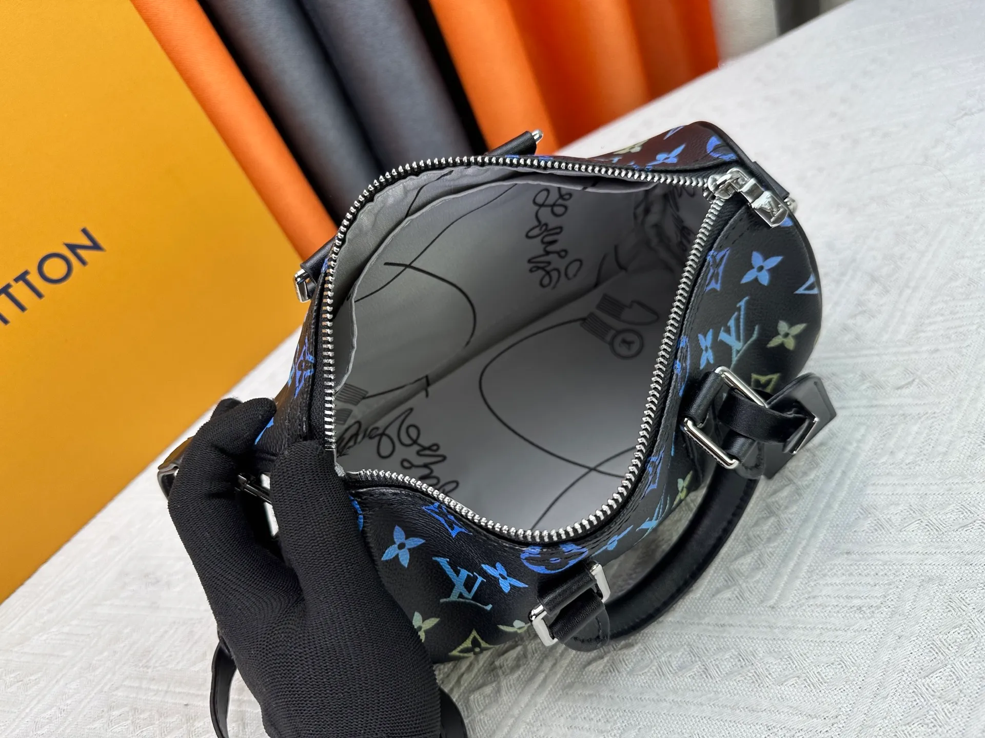 P250 Upgraded Original M14078 M01942 M15076 M24434 M46271 M20900 M46249 This handbag condenses the classic silhouette of the Keepall travel bag. It is made of Monogram embossed Taurillon leather. Its compact shape is suitable for storing small items such as mobile phones and wallets. With its clever use of leather handles and detachable shoulder strap, it's easy to carry with you in trendy style. Detailed features Dimensions: 25✘15✘11 cm