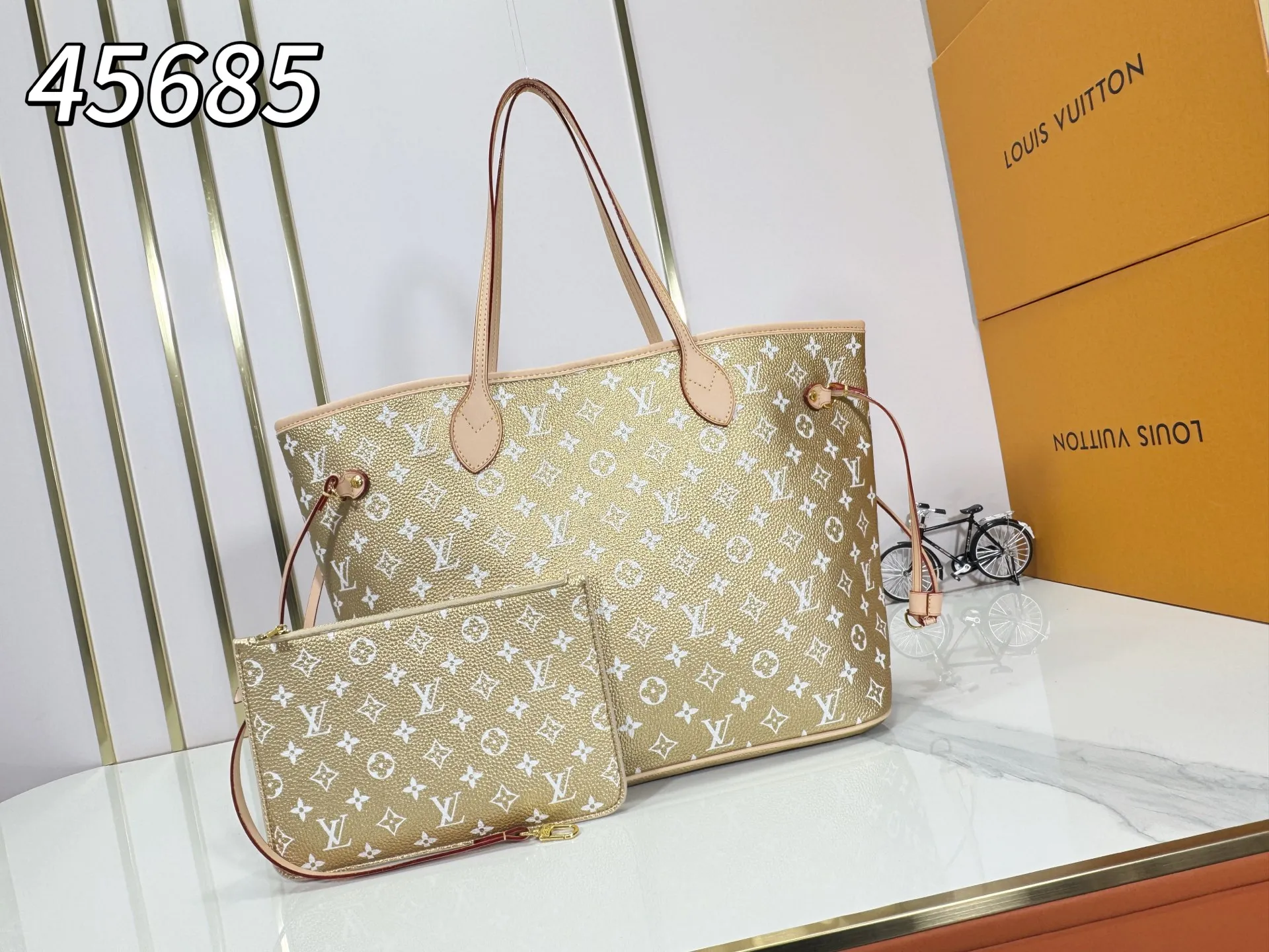P280 Upgraded Original M45685 M40995 Neverfull handbags always meet your various handbag needs. It has a large capacity but is not bulky. It is stiff and soft to the touch, making it suitable for home and travel. Tighten the side ties and it instantly transforms into a stylish urban handbag. Loosen the straps and it transforms into a chic and practical handbag. The slender leather handle can be carried over the shoulder or between the arms. The model shown here is made of Damier Ebène canvas. Dimensions: 31.0 x 28.0 x 14.0 cm