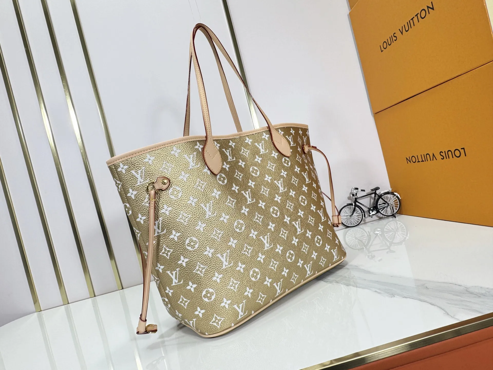 P280 Upgraded Original M45685 M40995 Neverfull handbags always meet your various handbag needs. It has a large capacity but is not bulky. It is stiff and soft to the touch, making it suitable for home and travel. Tighten the side ties and it instantly transforms into a stylish urban handbag. Loosen the straps and it transforms into a chic and practical handbag. The slender leather handle can be carried over the shoulder or between the arms. The model shown here is made of Damier Ebène canvas. Dimensions: 31.0 x 28.0 x 14.0 cm