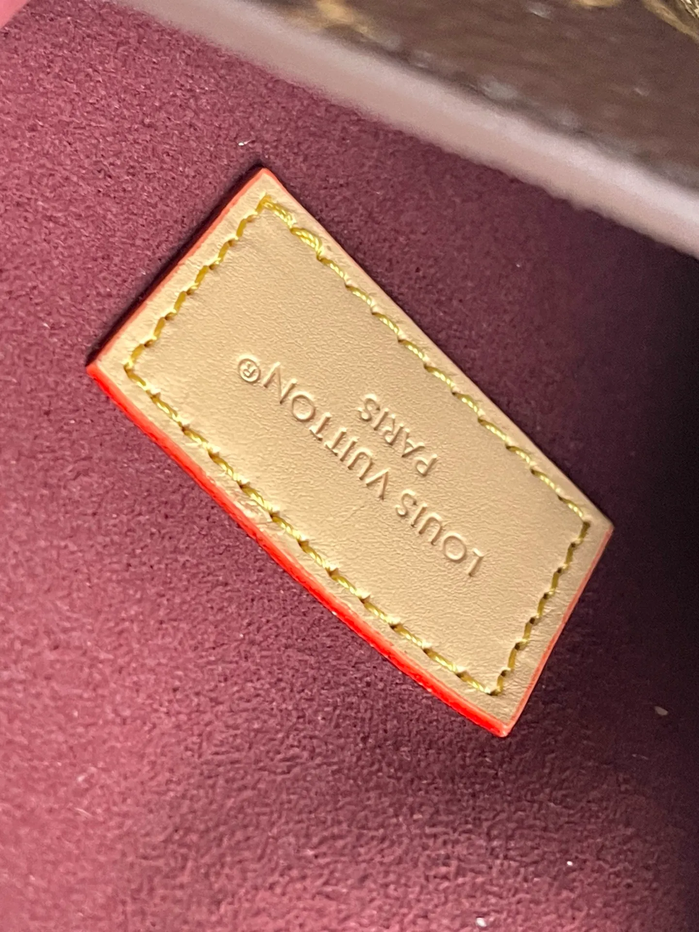💰800 Top Original Order M13572 This Metis mobile phone bag is inspired by Louis Vuitton's classic luggage, and is made of a whole piece of Monogram canvas to create an exquisite structure. The S-lock clasp and metal corners reflect the brand's long tradition of box making. Attach the removable chain to instantly be hands-free. Dimensions: 10.4 × 17.5 × 4 cm